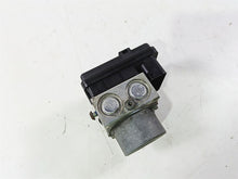 Load image into Gallery viewer, 2018 Harley Softail FXFBS Fat Bob Abs Brake Pump Unit Module 41100043C | Mototech271