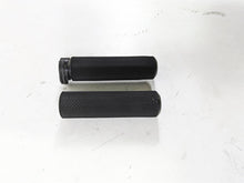 Load image into Gallery viewer, 2017 Harley Dyna FXDB Street Bob Arlen Ness Knurled Hand Grip Set 07-325