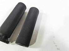 Load image into Gallery viewer, 2017 Harley Dyna FXDB Street Bob Arlen Ness Knurled Hand Grip Set 07-325 | Mototech271