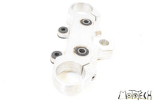 Load image into Gallery viewer, 2001 Suzuki VZ800 Marauder Upper Triple Tree 51311-48E00 | Mototech271