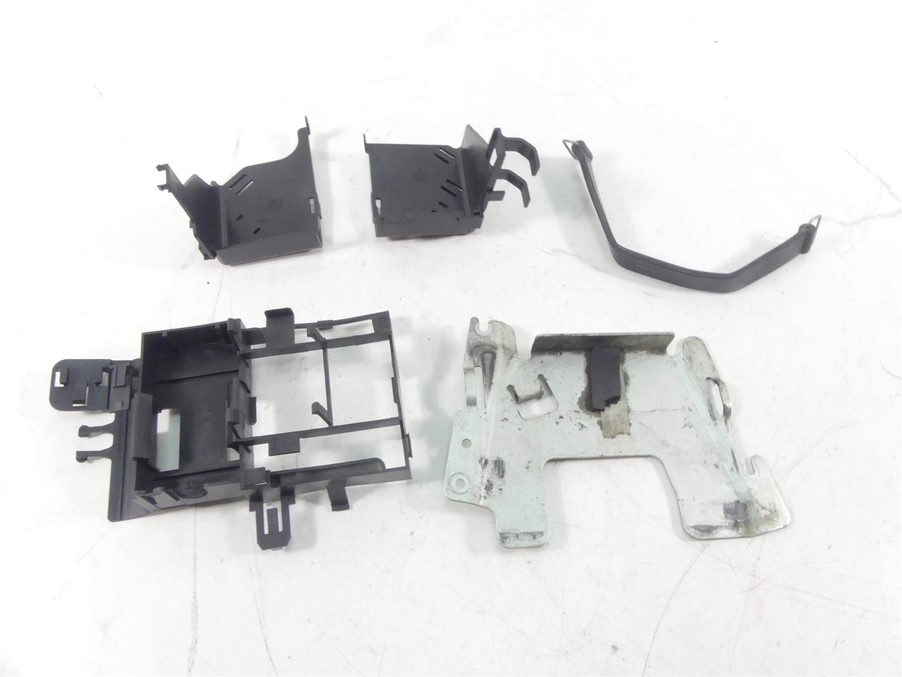 2013 Harley VRSCF Muscle V-Rod Electric Plastic Battery Holder Stay Set 70473-07 {{ shop.shopifyCountryName }} - Mototech271