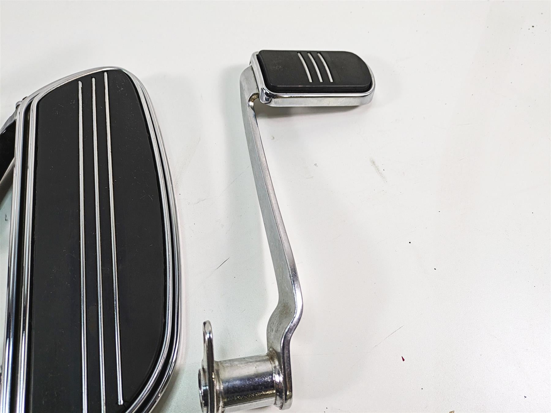 2006 Harley Touring FLHXI Street Glide Floor Board Foot Peg Lever Set 50688-04 {{ shop.shopifyCountryName }} - Mototech271
