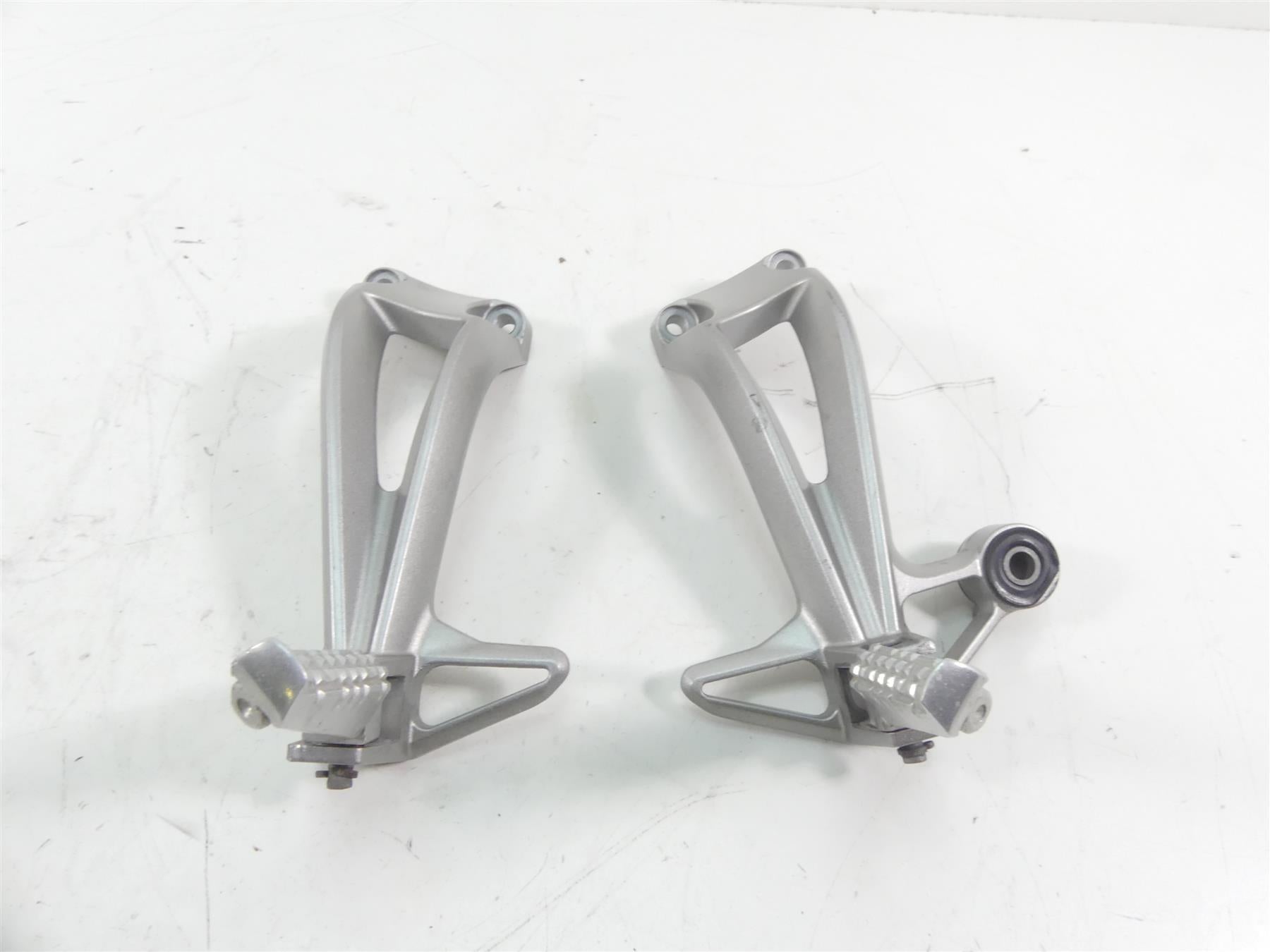 2007 Yamaha FZ1 Fazer Rear Passenger Footpeg Foot Peg Set 2D1-2742L-00-00 {{ shop.shopifyCountryName }} - Mototech271