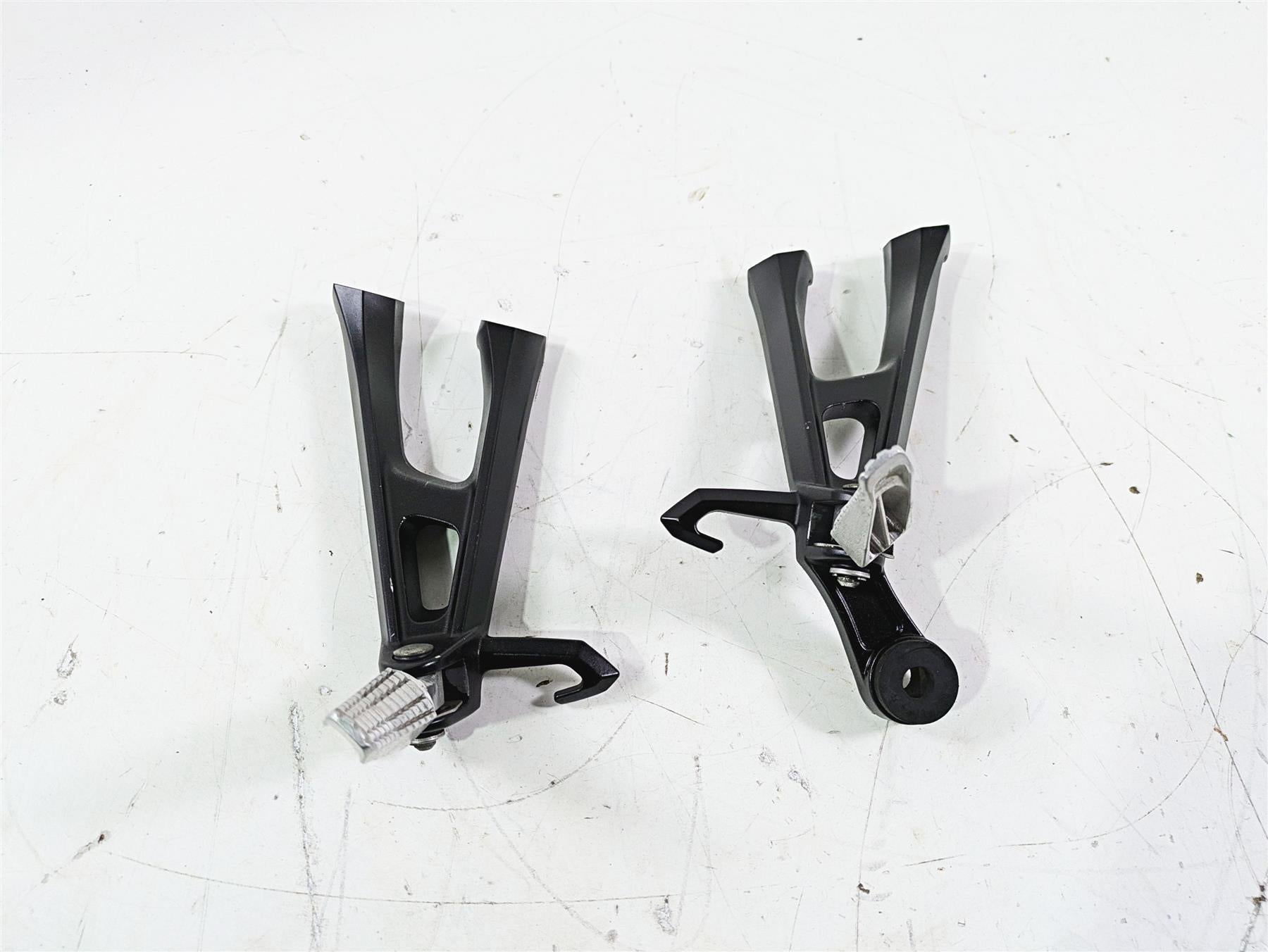 2016 Suzuki GSXR1000 Rear Passenger Foot Peg Set 43600-47H40 43611-37H10 {{ shop.shopifyCountryName }} - Mototech271