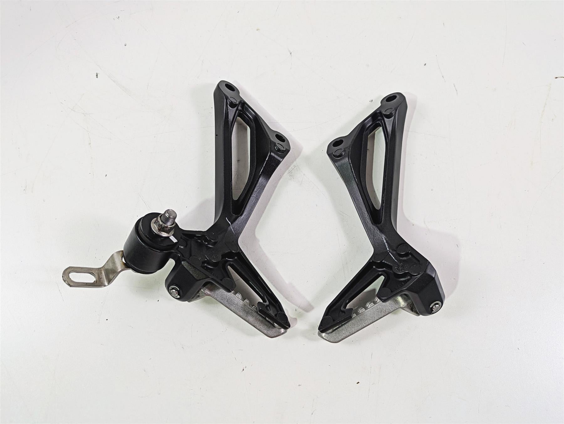 2020 Kawasaki Z900 ZR900 Rear Passenger Footpeg Rest Set 35063-1452-18R {{ shop.shopifyCountryName }} - Mototech271