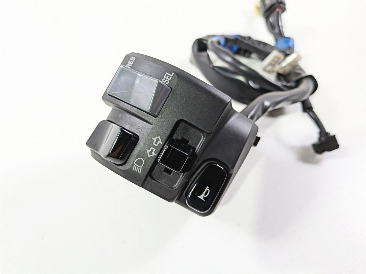 2025 Yamaha YZF R7 Nice Left Side Light Hand Control Switch BEB-83969-00-00 {{ shop.shopifyCountryName }} - Mototech271