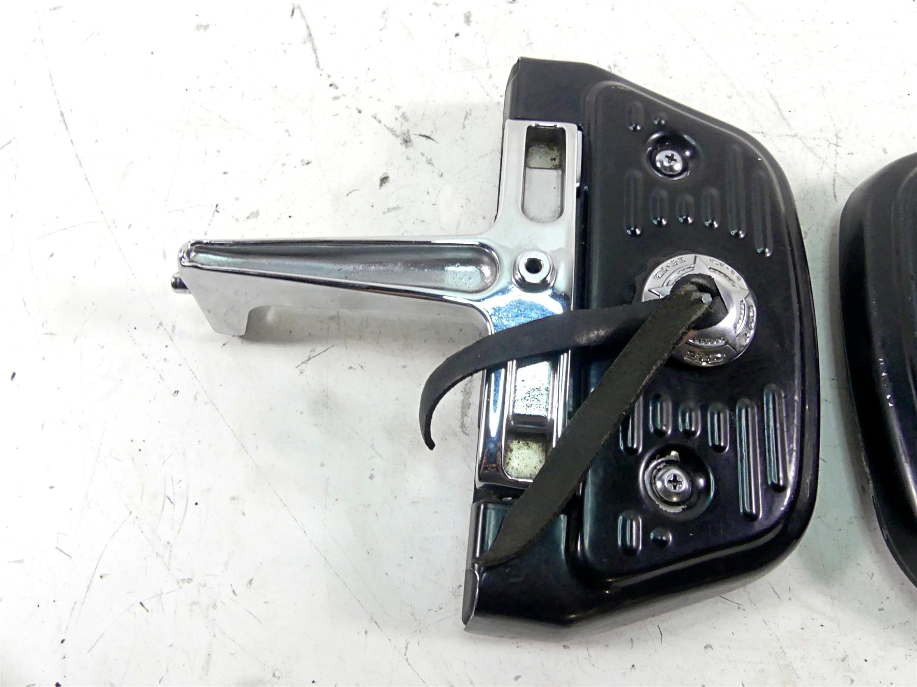 2002 Harley Touring FLHTC Electra Glide Passenger Floor Board Set 52719-93B {{ shop.shopifyCountryName }} - Mototech271