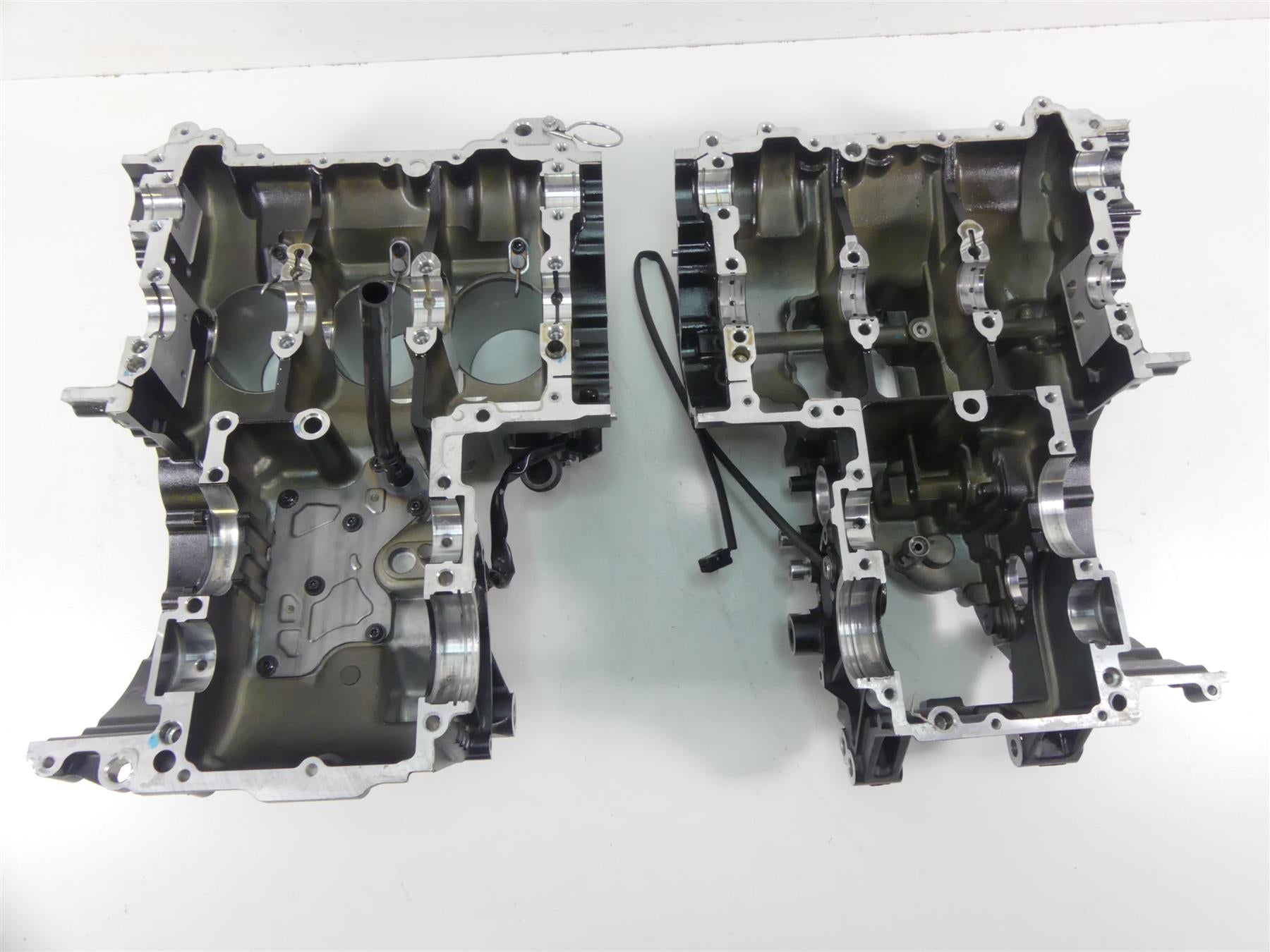 2020 Triumph Speed Triple RS 1050 Crank Case Crankcase Motor Piston T1162225 {{ shop.shopifyCountryName }} - Mototech271