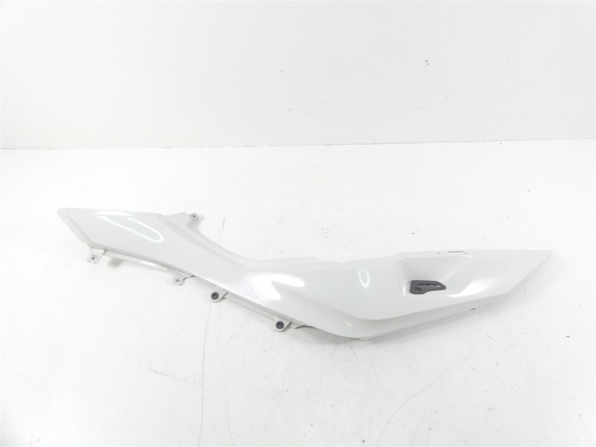 2017 BMW R1200RT K52 Left Tail Side Fairing Cover Alpinweiss 46638533567 {{ shop.shopifyCountryName }} - Mototech271