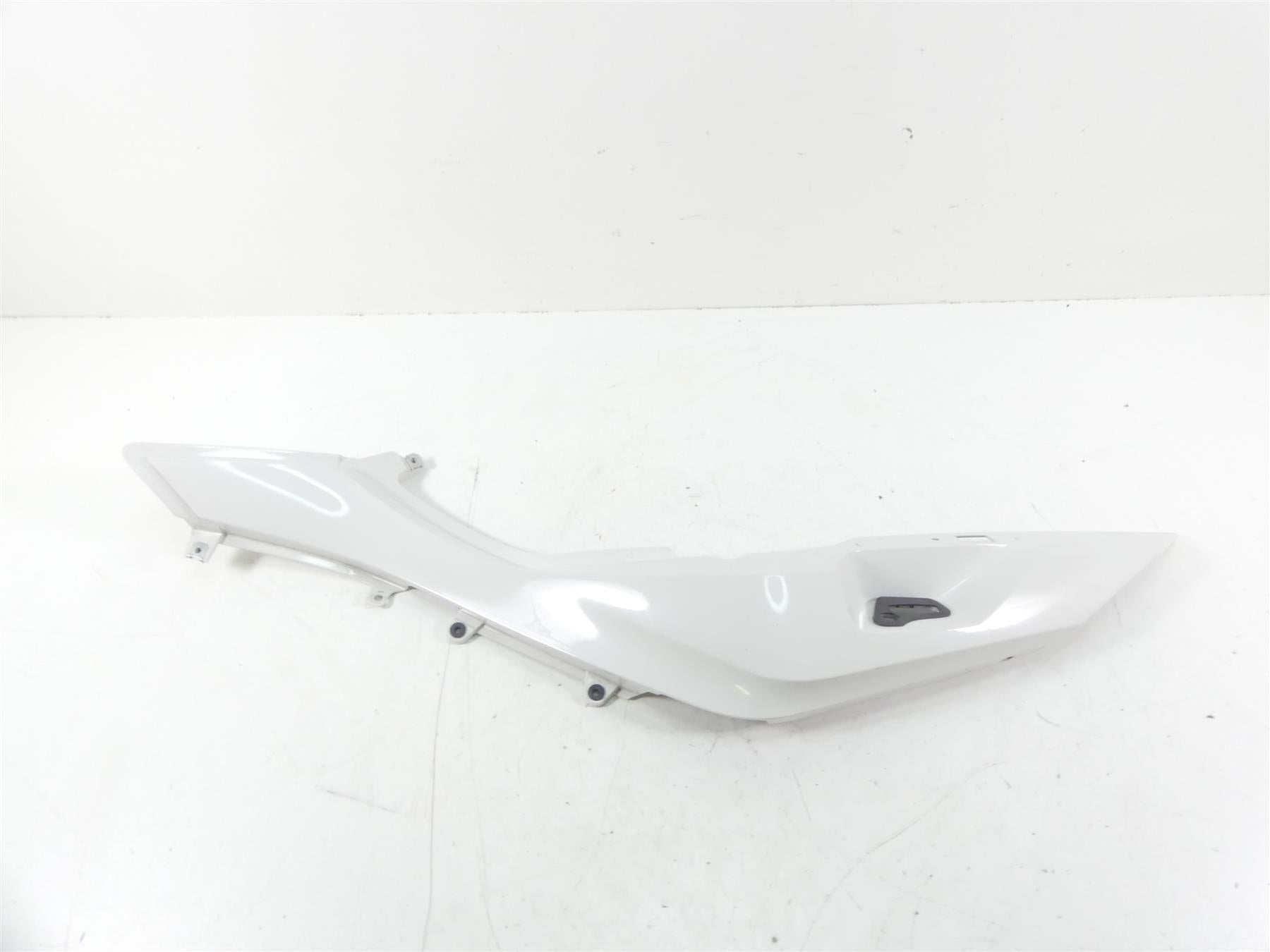 2017 BMW R1200RT K52 Left Tail Side Fairing Cover Alpinweiss 46638533567 {{ shop.shopifyCountryName }} - Mototech271