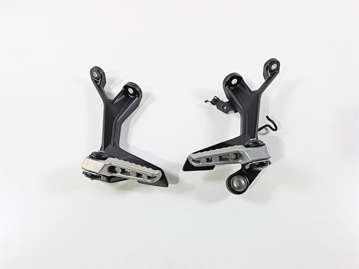 2024 Kawasaki EX500 Ninja 40th An. Rear Passenger Foot Peg 35063-1408 35063-1409 {{ shop.shopifyCountryName }} - Mototech271