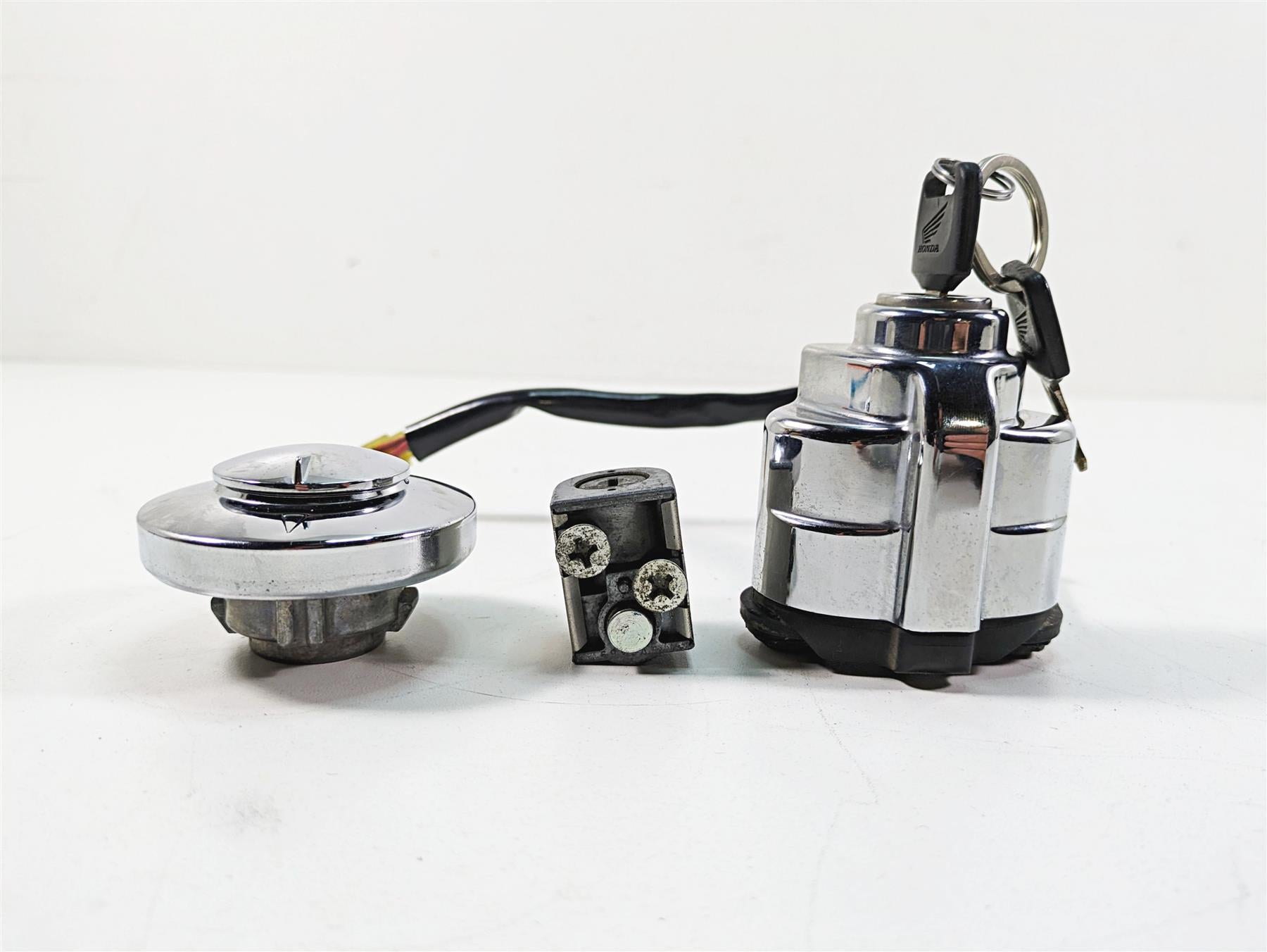 2006 Honda V-Twin VTX1300 R Ignition Switch Key Lock Tank Cap Set 35010-MEA-740 {{ shop.shopifyCountryName }} - Mototech271