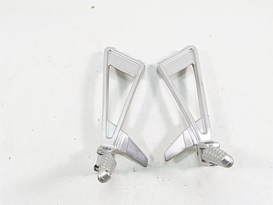2021 Aprilia RS660 Rear Passenger Footpeg Set - Rash 2B005206 2B005205 {{ shop.shopifyCountryName }} - Mototech271