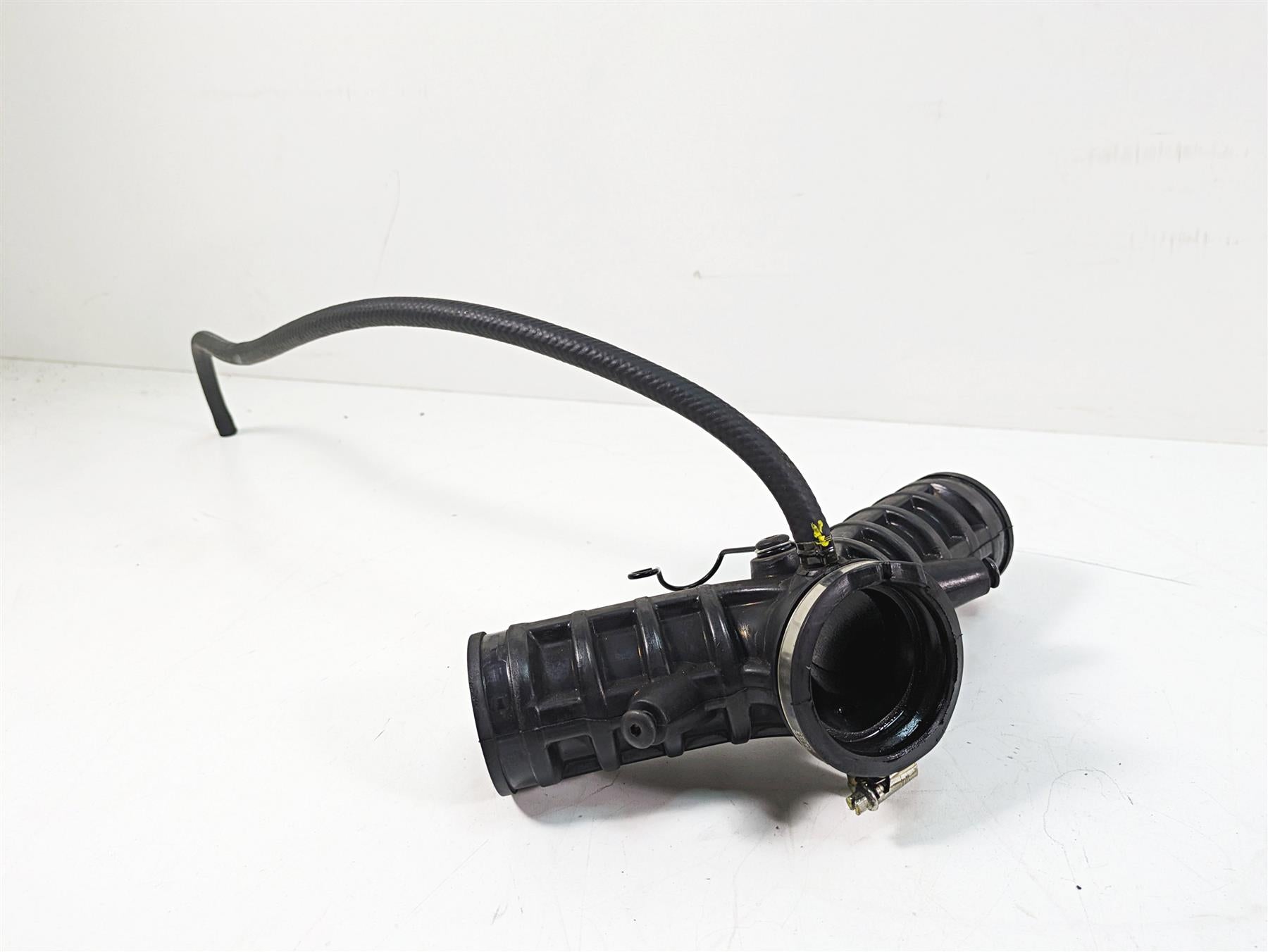 2020 Moto Guzzi V85 TT Adventure Intake Throttle Body Y-Tube Hose 1A014996 {{ shop.shopifyCountryName }} - Mototech271