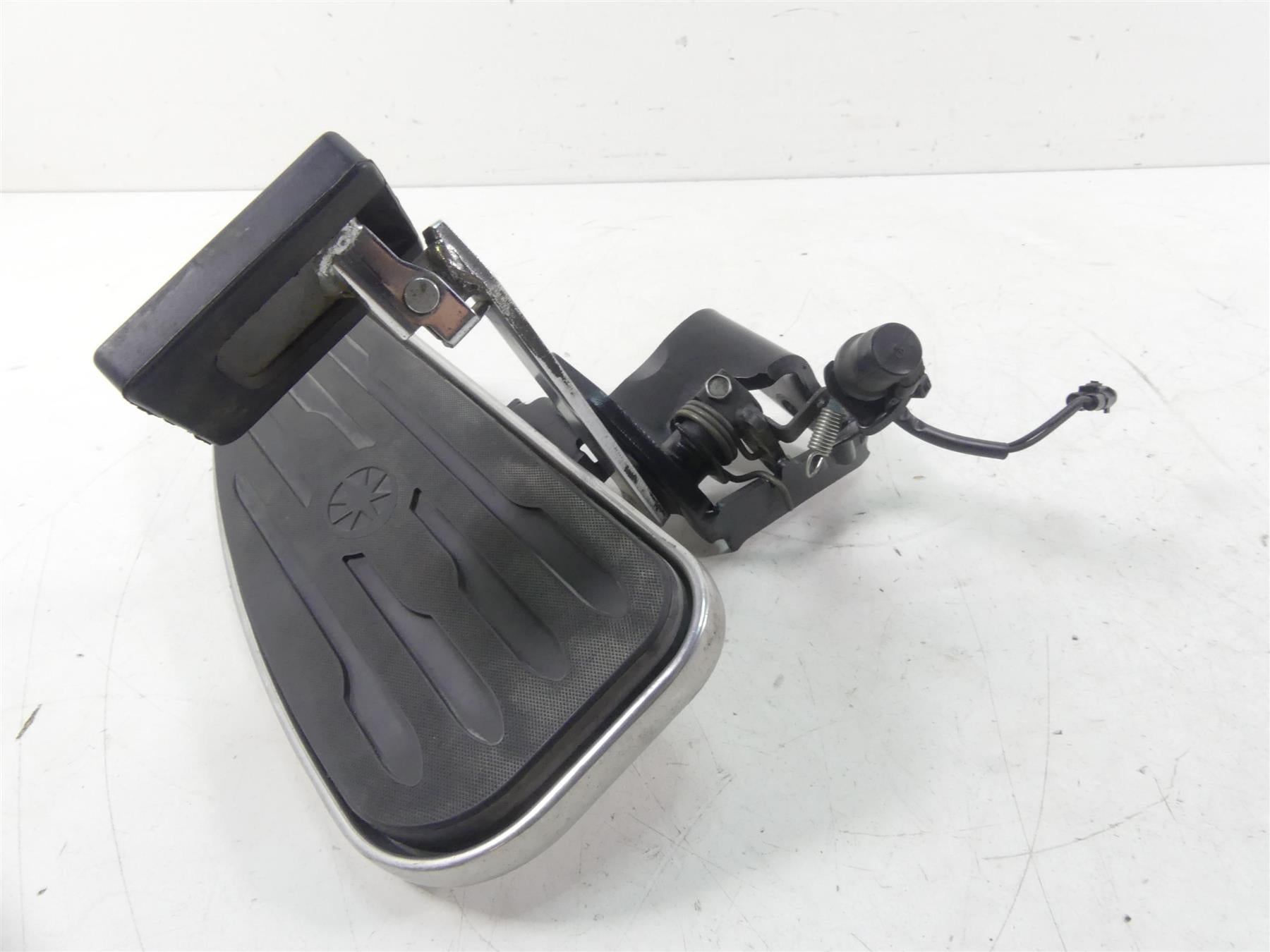 2002 Yamaha XVS1100 V-Star Right Footboard + Brake Pedal Set 5KS-27420-00-00 {{ shop.shopifyCountryName }} - Mototech271