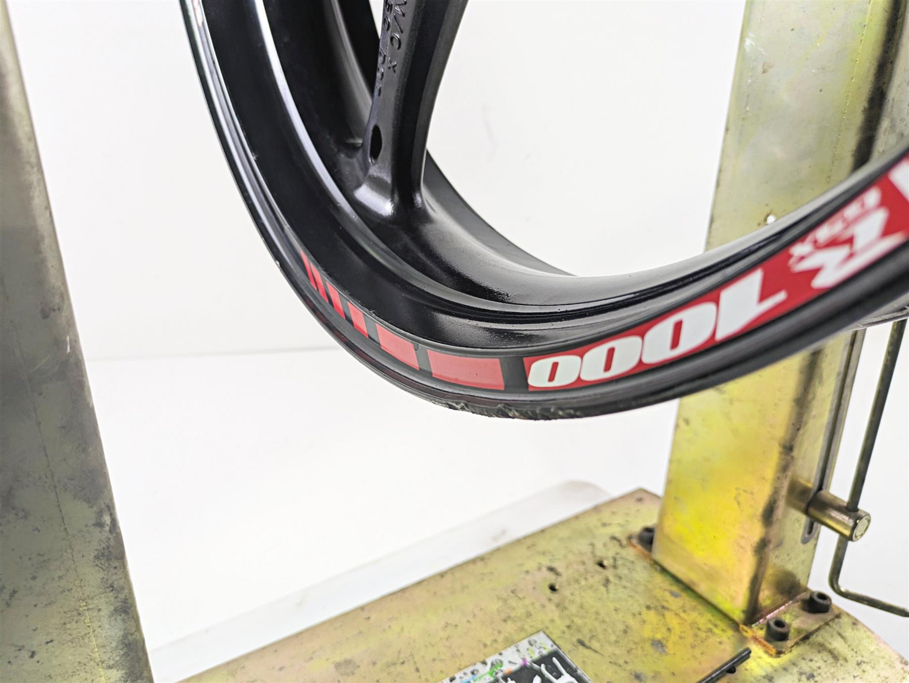 2006 Suzuki GSXR1000 K6 Front Wheel Rim 17x3.5 - READ - 54111-41G10-019 {{ shop.shopifyCountryName }} - Mototech271