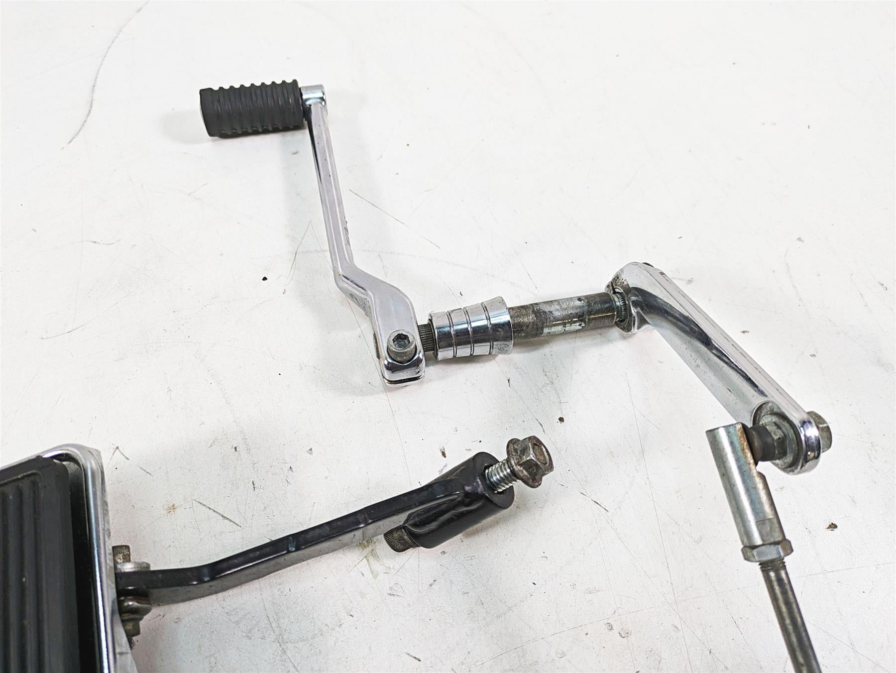 2010 Harley Touring FLHTCU Electra Glide Left Floorboard + Shift Lever 33895-82E {{ shop.shopifyCountryName }} - Mototech271