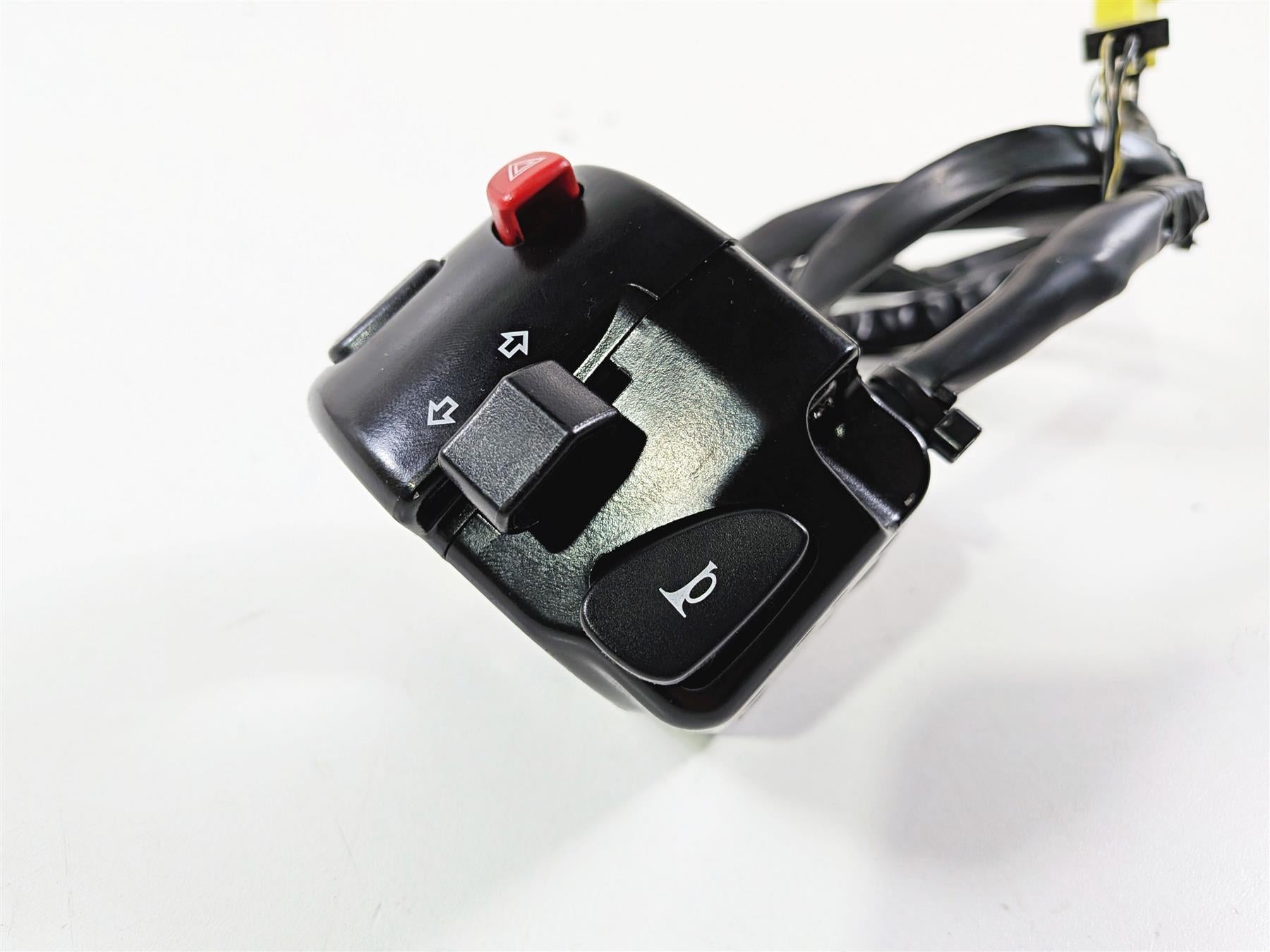 2014 Suzuki M109R VZR1800 Boulevard Left Hand Blinker Control Switch 37400-48GB0 {{ shop.shopifyCountryName }} - Mototech271