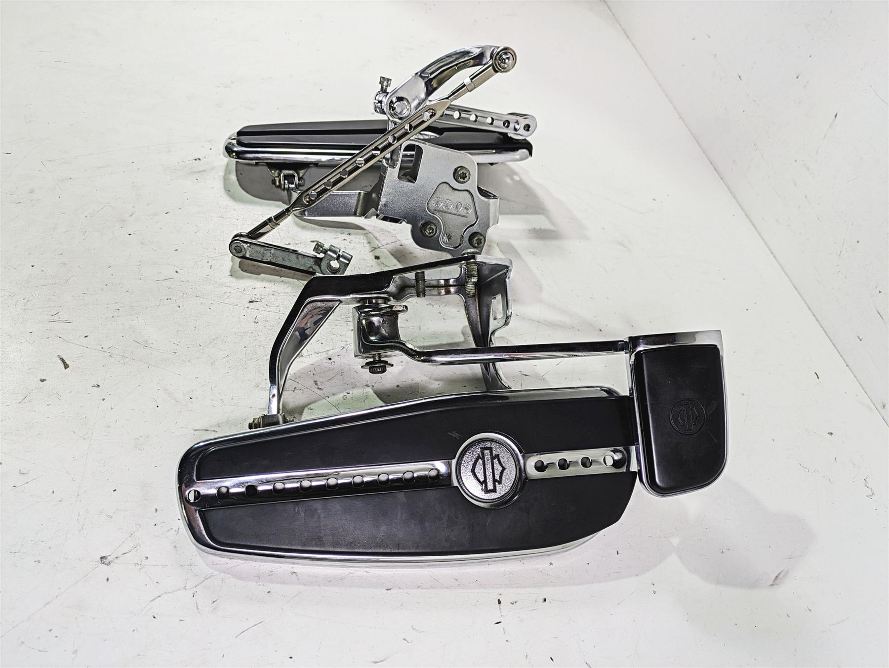 2005 Harley Softail FLSTFSE CVO Fat Boy Floorboard Shifter Brake Set 33688-03A {{ shop.shopifyCountryName }} - Mototech271