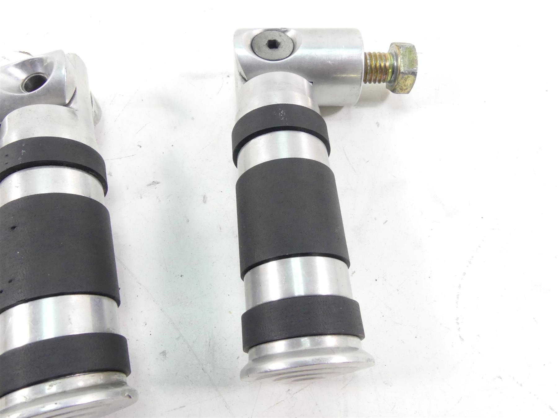 2017 Harley Softail FXSB Breakout Rear Aluminum Passenger Footpeg Set 50943-05A {{ shop.shopifyCountryName }} - Mototech271