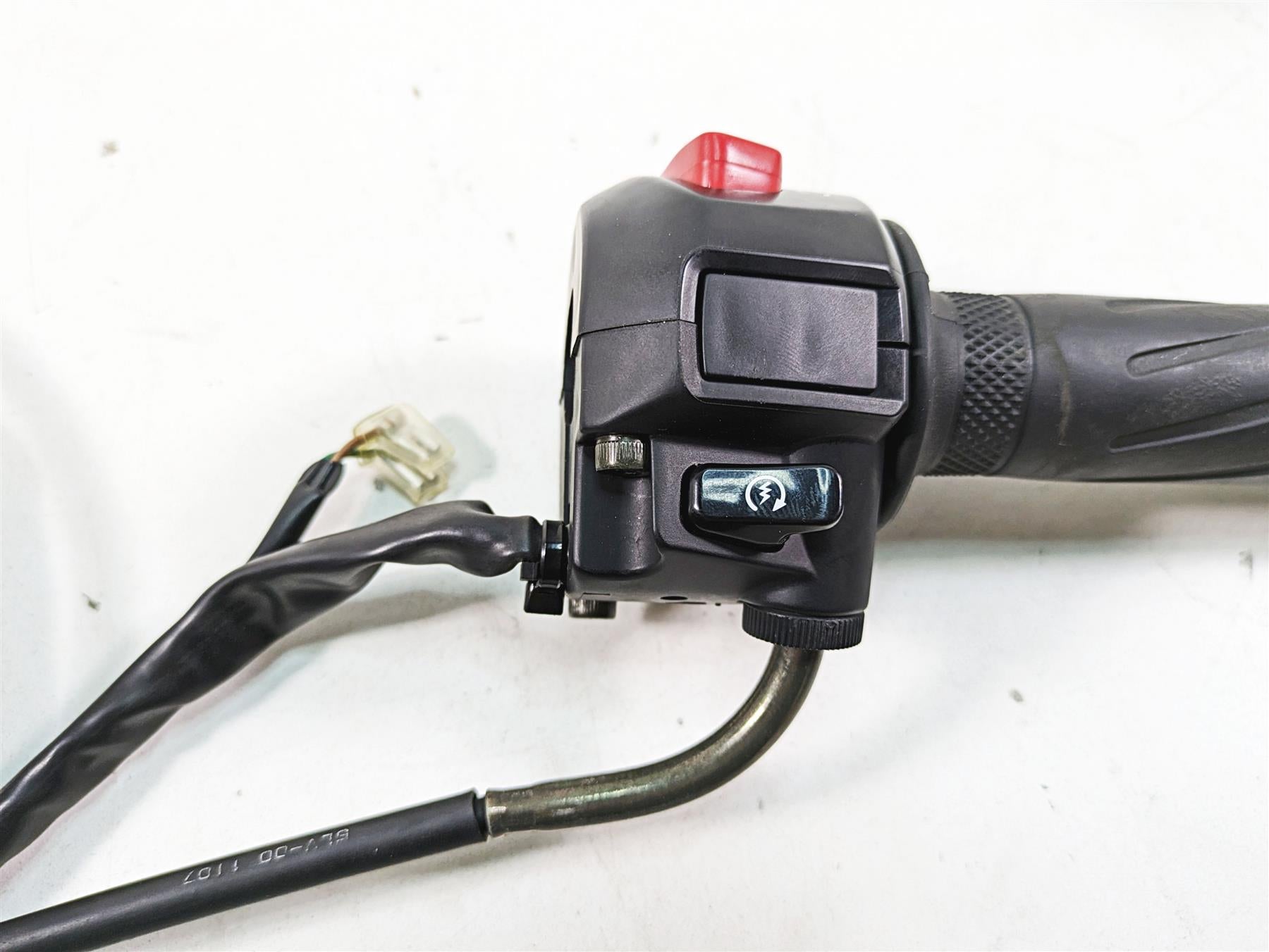 2002 Yamaha FZ1 FZS1000 Fazer Right Hand Control Switch - Read 5LV-83975-01-00 {{ shop.shopifyCountryName }} - Mototech271