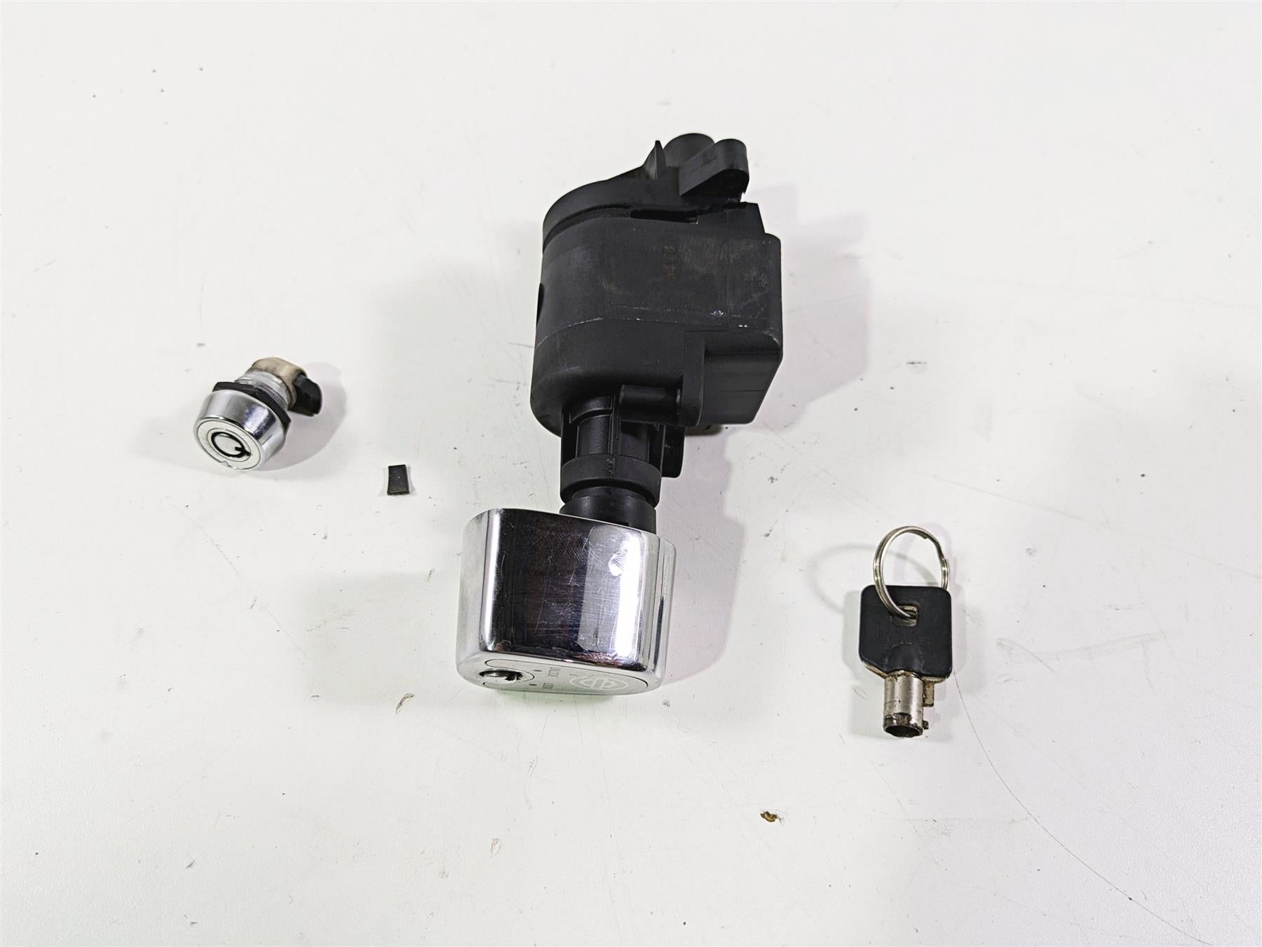 2010 Harley Touring FLHX Street Glide Ignition Switch Key Lock FOR