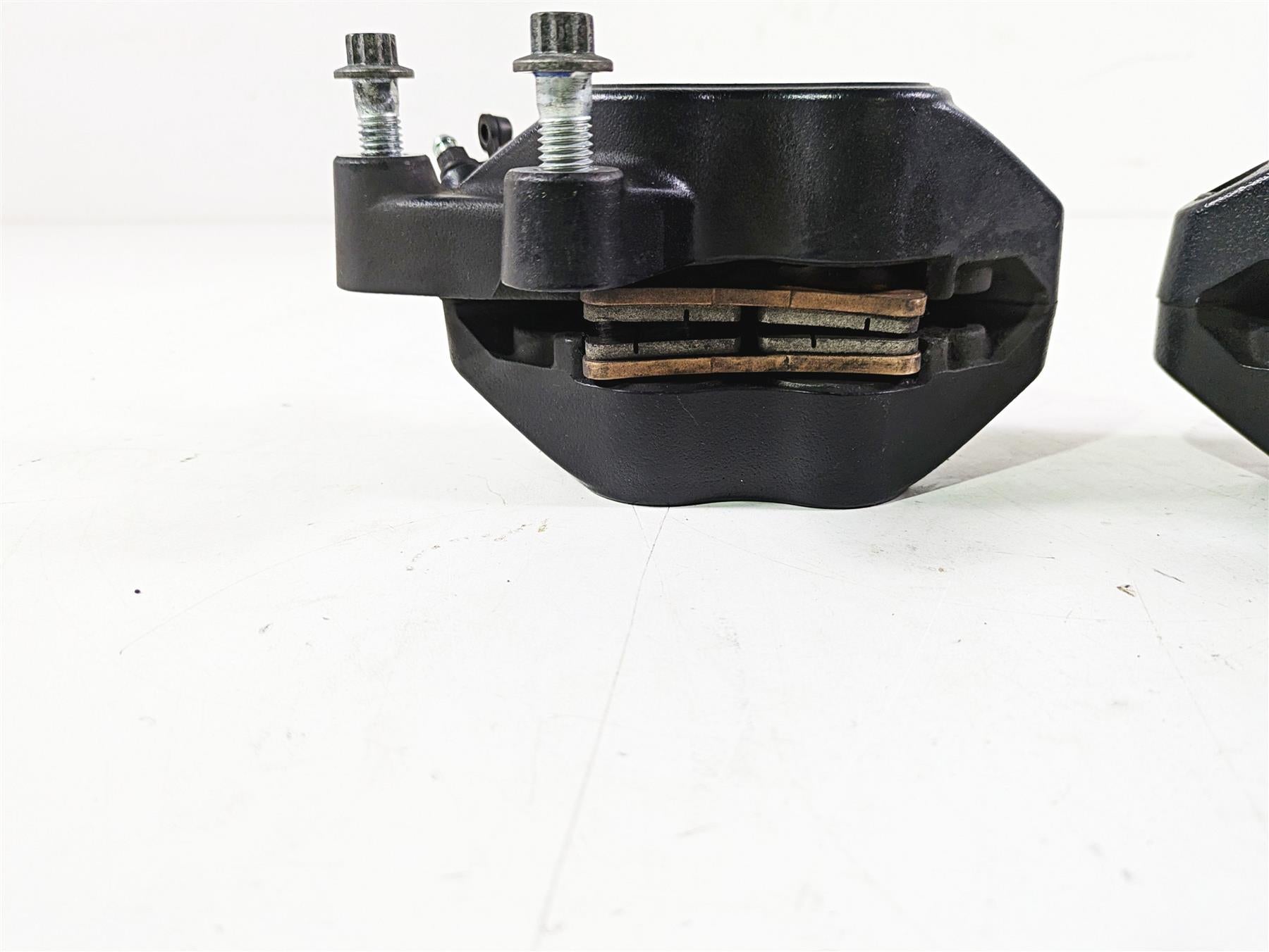 2018 Harley Softail FXFBS Fat Bob Front Brake Caliper Set 41300095 41300205 {{ shop.shopifyCountryName }} - Mototech271