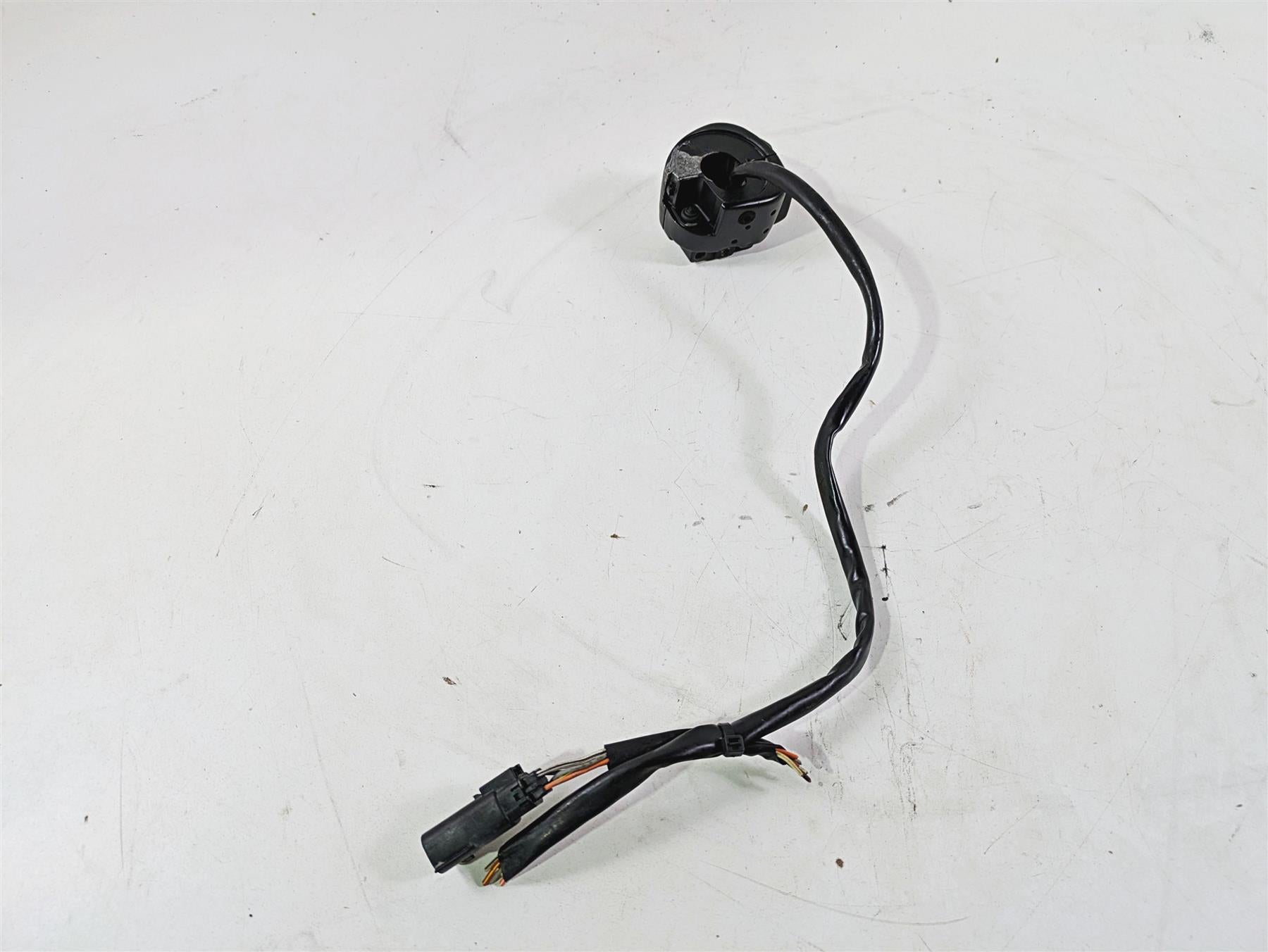 2013 Harley VRSCF Muscle Rod Right Hand Control Switch - Read 71684-06A {{ shop.shopifyCountryName }} - Mototech271