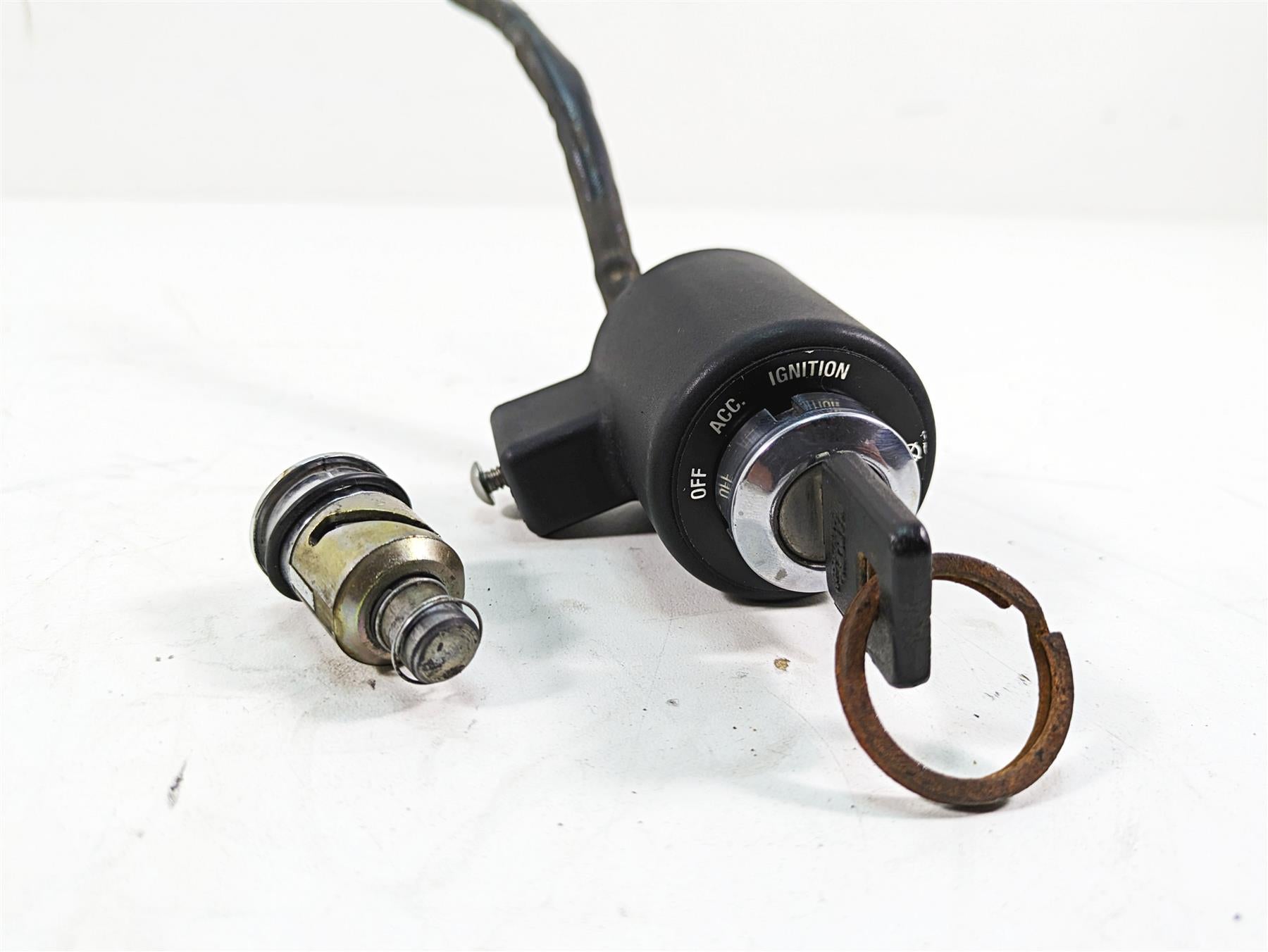 2006 Harley Sportster XL1200 Ignition Switch Steering Lock Key Set Read 71441-94 {{ shop.shopifyCountryName }} - Mototech271