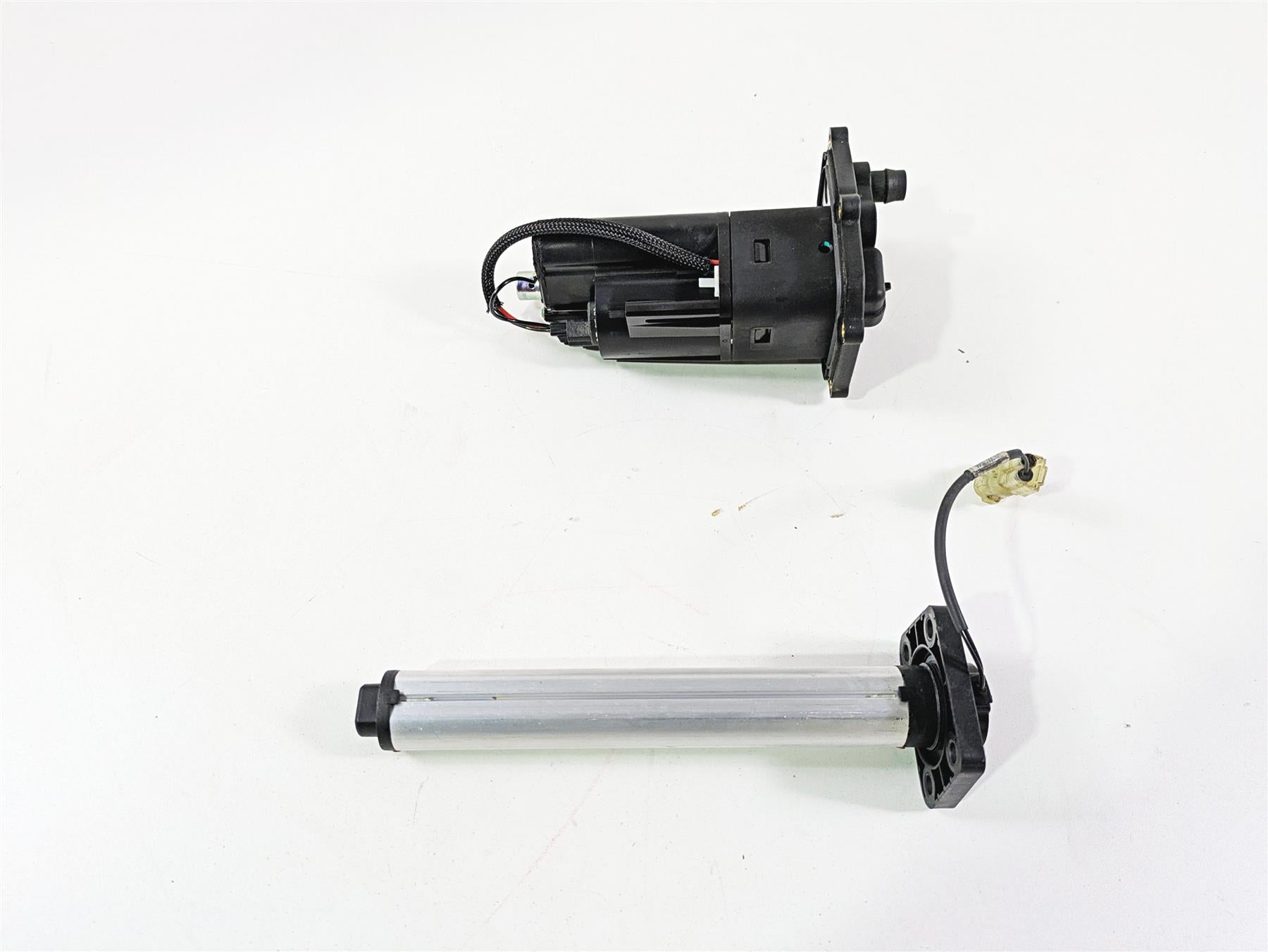 2019 Ducati Supersport 939 S Fuel Gas Pump & Level Sender 16024341A 59210251B {{ shop.shopifyCountryName }} - Mototech271