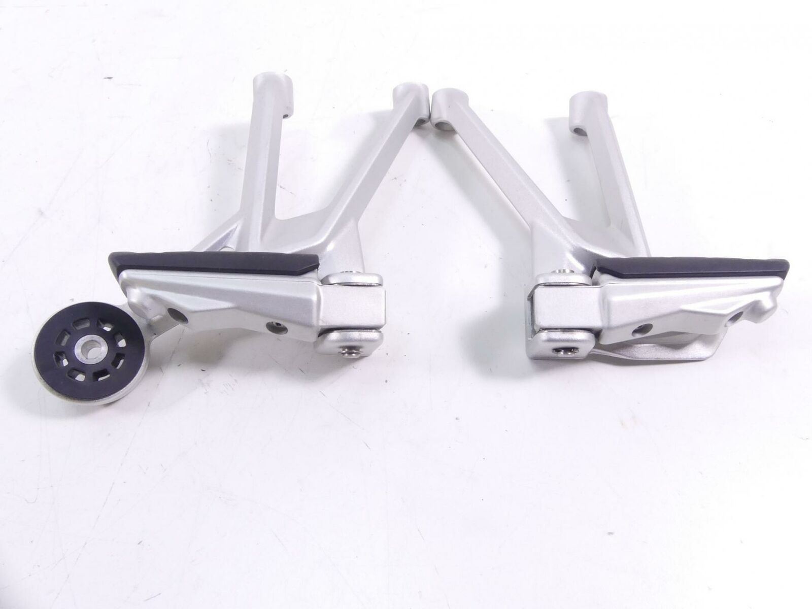 2016 BMW R1200R K53 Passenger Footpeg Foot Peg Set 46718540798 46718540799 {{ shop.shopifyCountryName }} - Mototech271