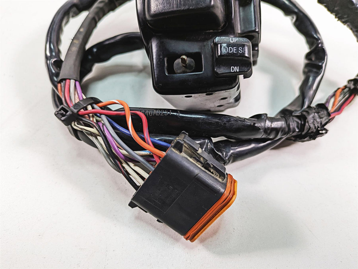2006 Harley Touring FLHXI Street Glide Right Hand Control Switch - Read 71553-96 {{ shop.shopifyCountryName }} - Mototech271