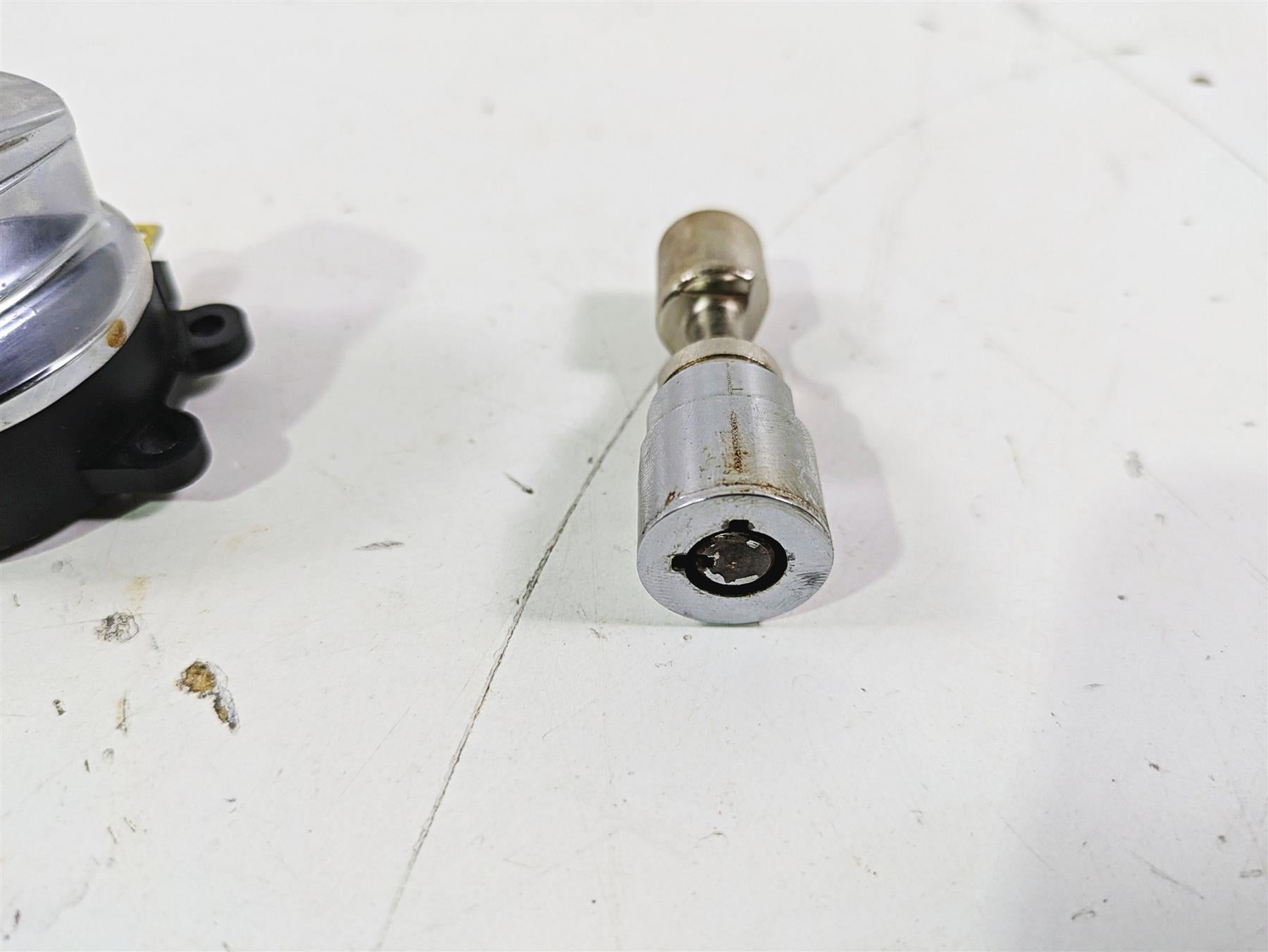 2005 Harley Softail FLSTSCI Heritage Springer Ignition Switch Key Lock 71450-04 {{ shop.shopifyCountryName }} - Mototech271