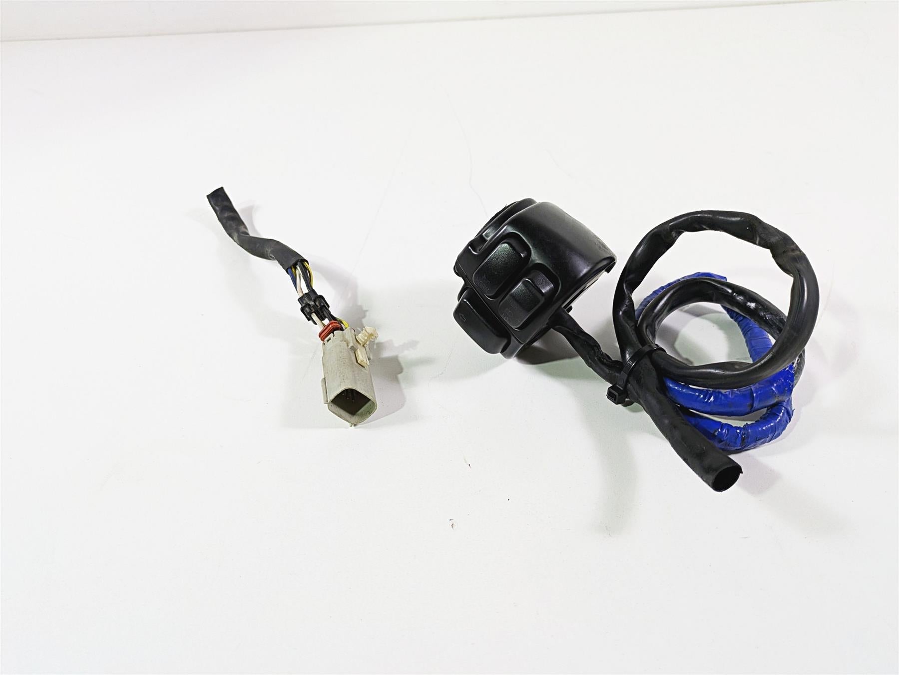 2009 Harley FLSTSB Cross Bones Left Hand Control Switch - Read 71682-06A {{ shop.shopifyCountryName }} - Mototech271