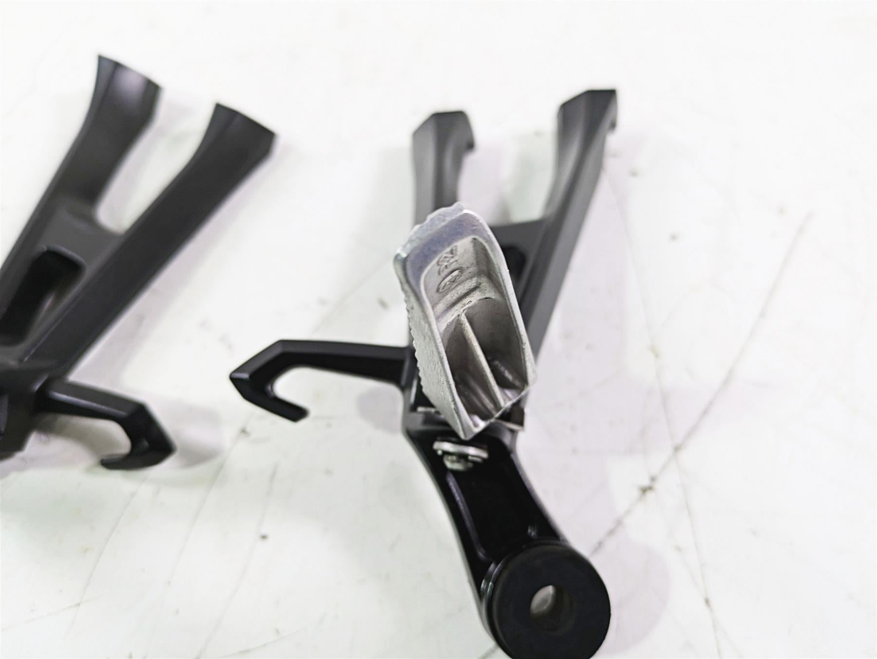 2016 Suzuki GSXR1000 Rear Passenger Foot Peg Set 43600-47H40 43611-37H10 {{ shop.shopifyCountryName }} - Mototech271