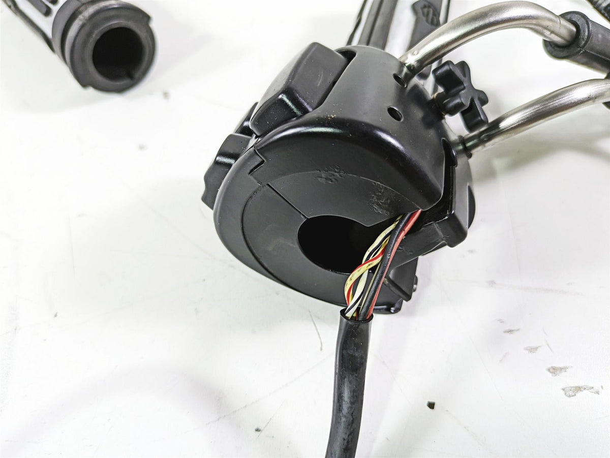 2012 Harley FLD Dyna Switchback Right Control Switch & Blinker 72948-12 {{ shop.shopifyCountryName }} - Mototech271