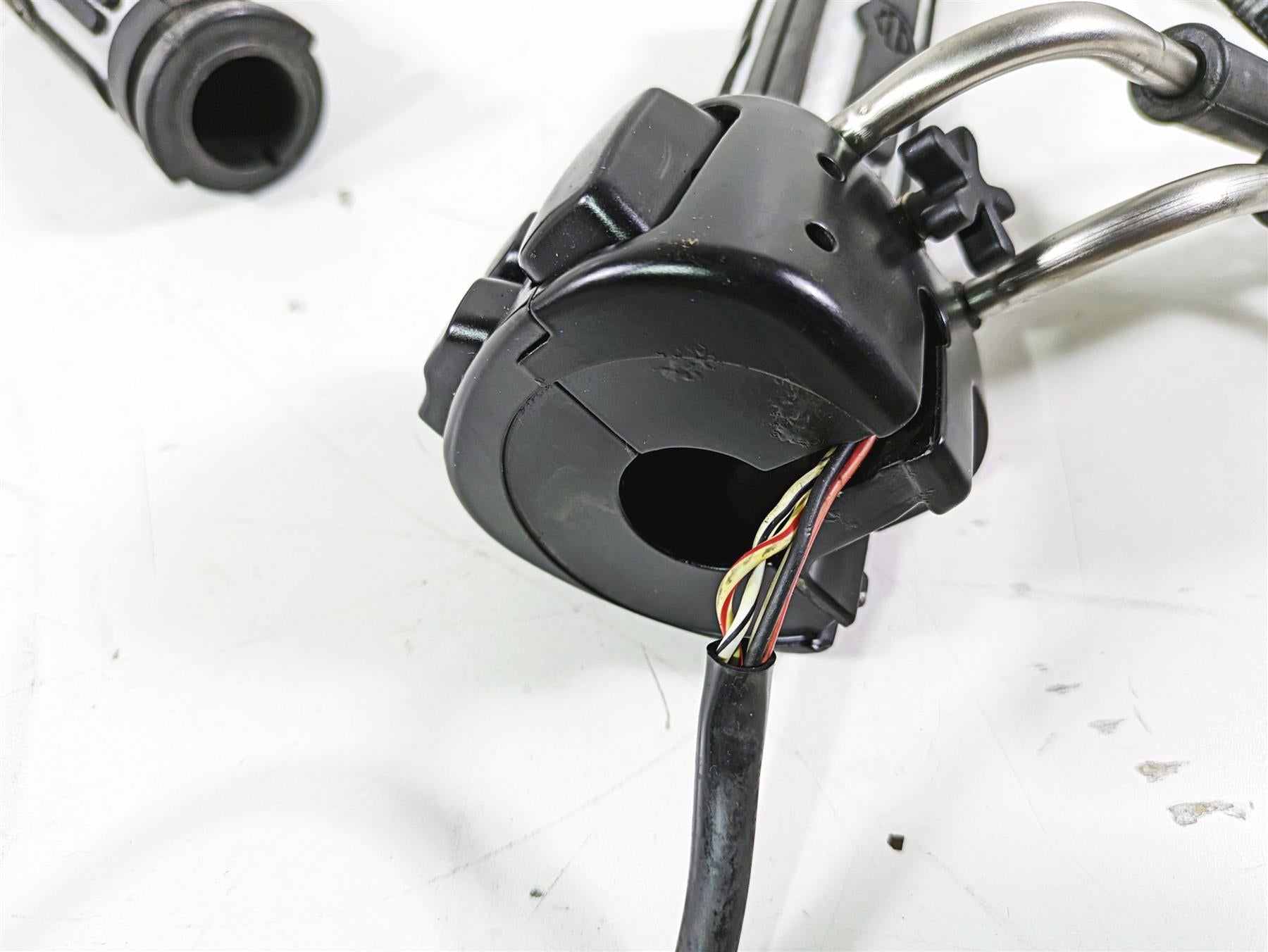 2012 Harley FLD Dyna Switchback Right Control Switch & Blinker 72948-12 {{ shop.shopifyCountryName }} - Mototech271