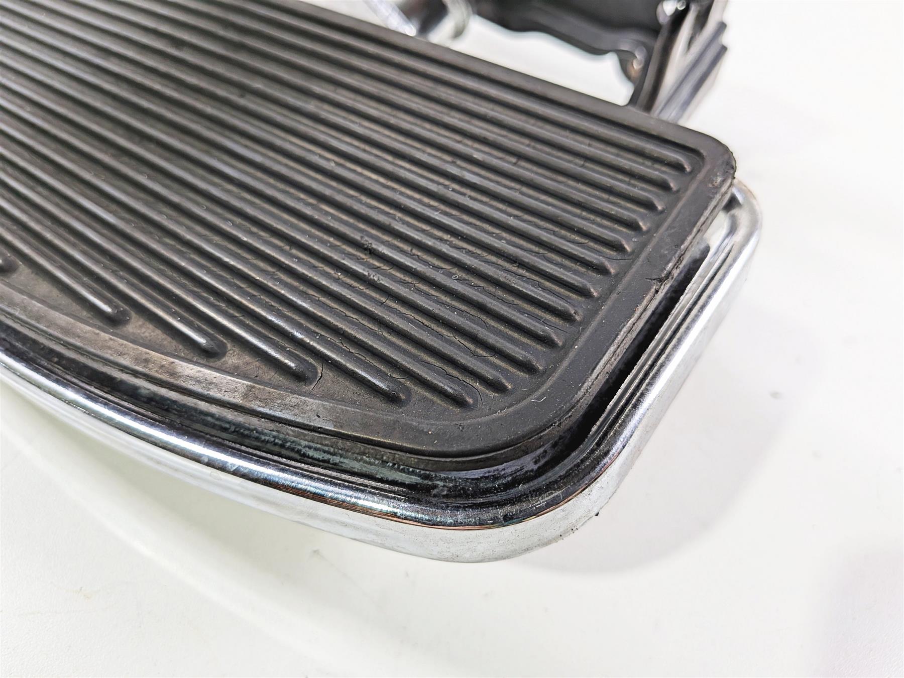 2012 Harley Softail FLSTF Fat Boy Right Front Floorboard Brake Pedal 42431-11 {{ shop.shopifyCountryName }} - Mototech271