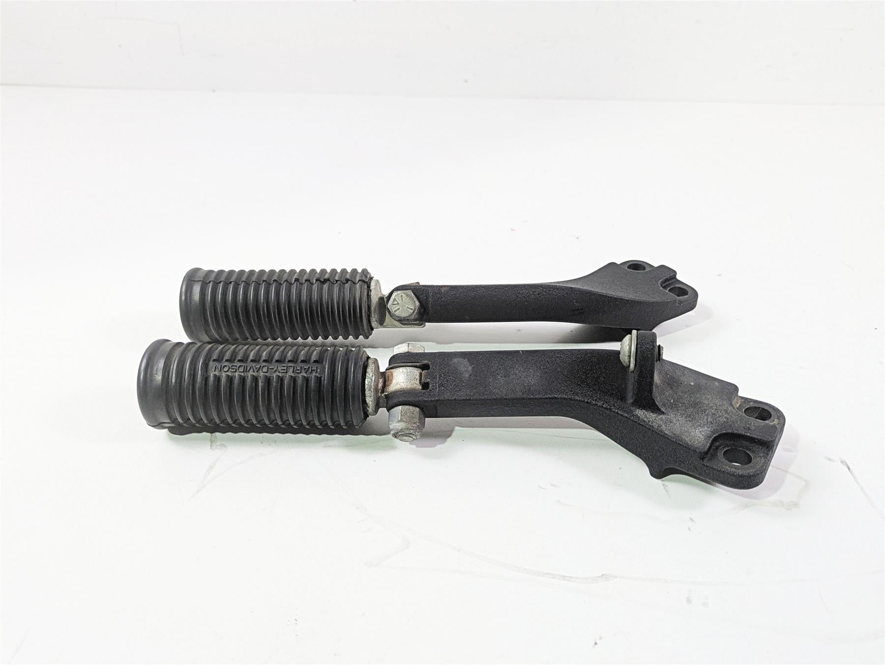 2010 Harley Dyna FXDB Street Bob Rear Passenger Footpeg Set 49224-06A 49230-06 {{ shop.shopifyCountryName }} - Mototech271