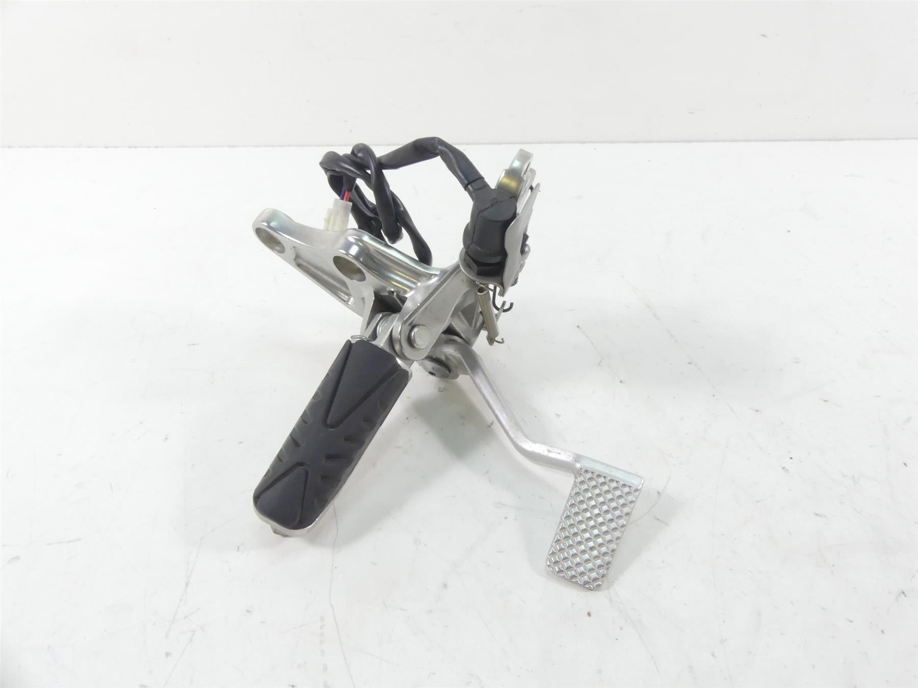 2013 Yamaha VMX17 V-Max 1700 Right Foot Peg + Brake Pedal Set 2S3-27443-00-00 {{ shop.shopifyCountryName }} - Mototech271