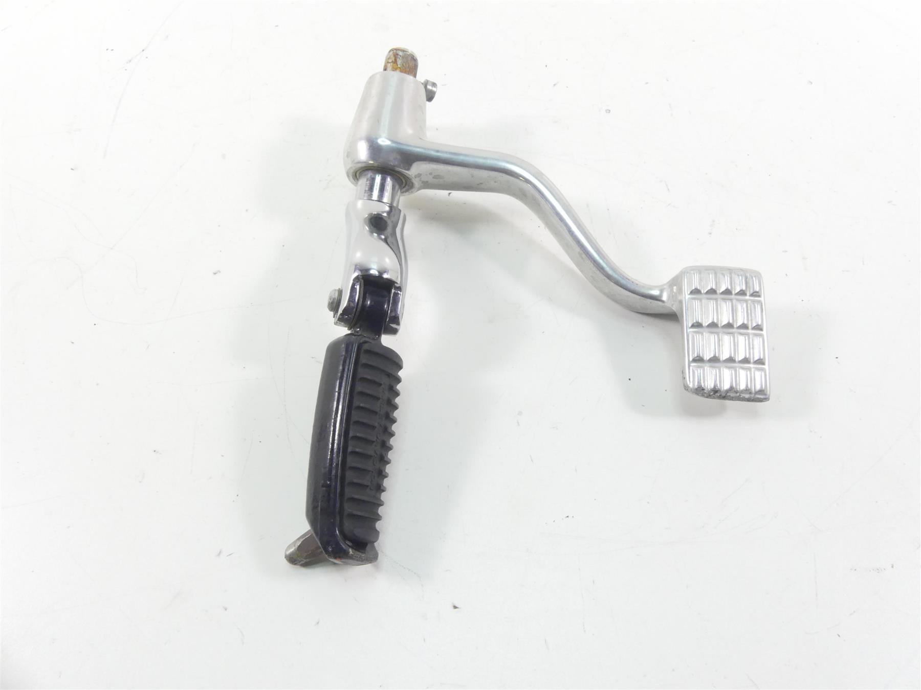 2011 Harley VRSCF Muscle Rod Right Front Footpeg & Brake Ped 50274-02B 44738-06 {{ shop.shopifyCountryName }} - Mototech271