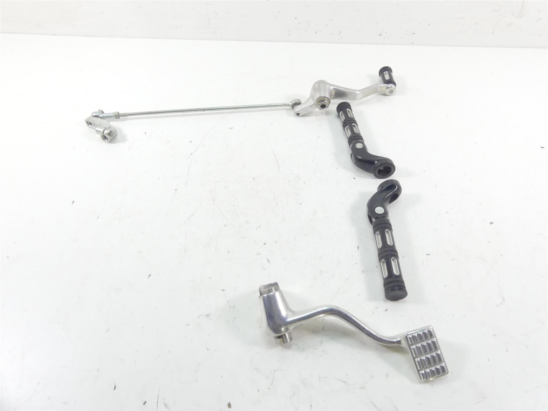2012 Harley VRSCF Muscle Rod Front Footpeg Shifter Brake Pedal Set 54046-12 {{ shop.shopifyCountryName }} - Mototech271