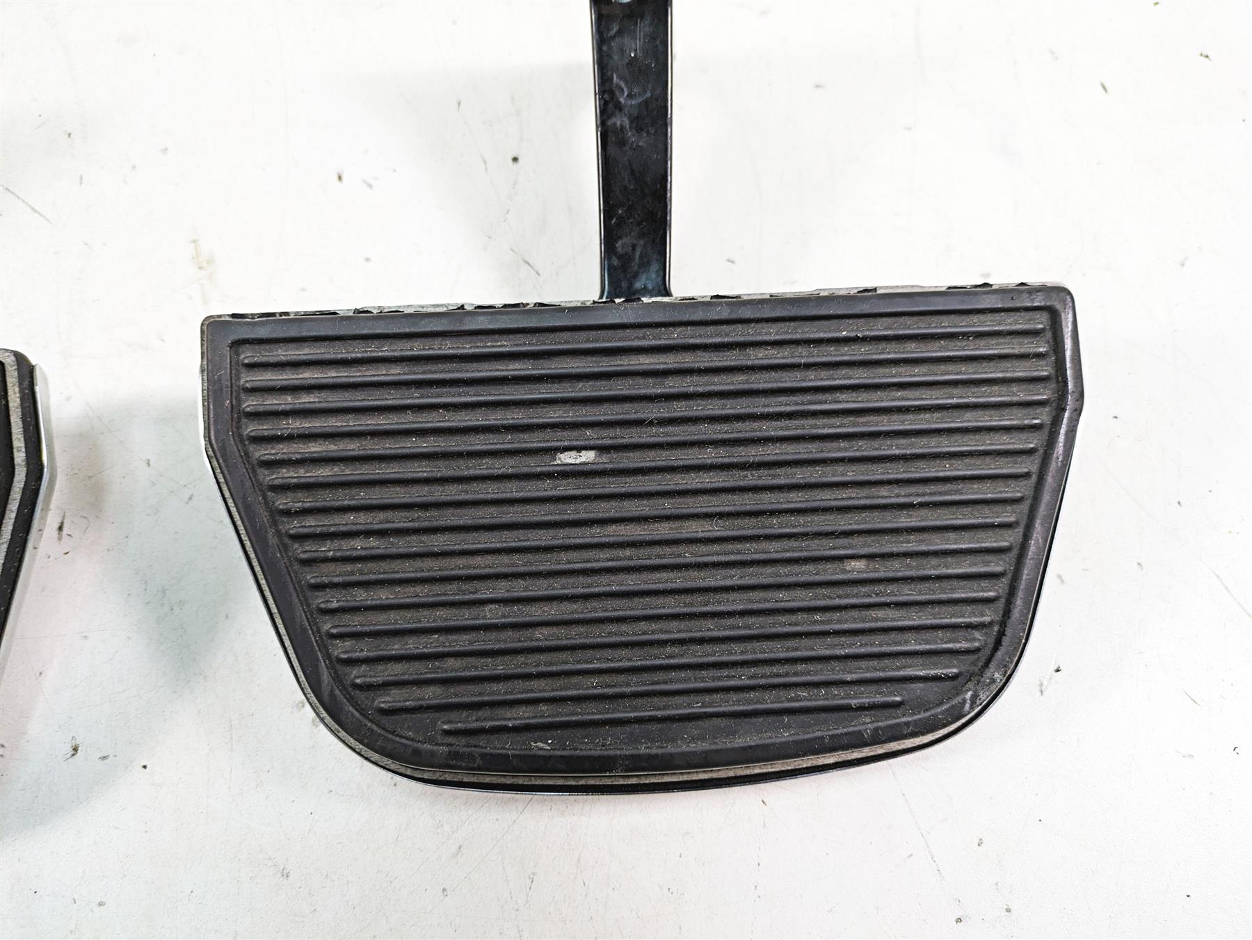 2010 Harley Touring FLHTCU Electra Glide Rear Passenger Floor Boards 52719-10 {{ shop.shopifyCountryName }} - Mototech271