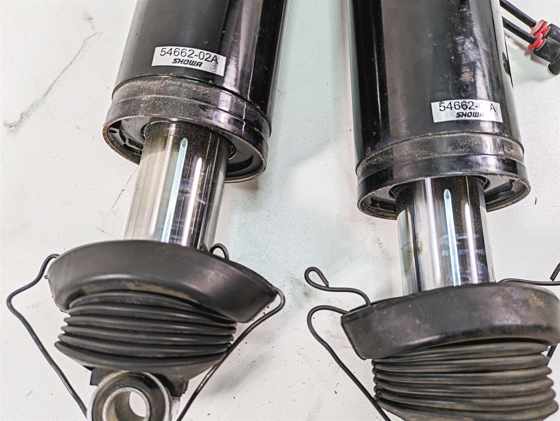 2006 Harley Touring FLHXI Street Glide Rear 12" Air Shock Damper Set 54662-02A {{ shop.shopifyCountryName }} - Mototech271