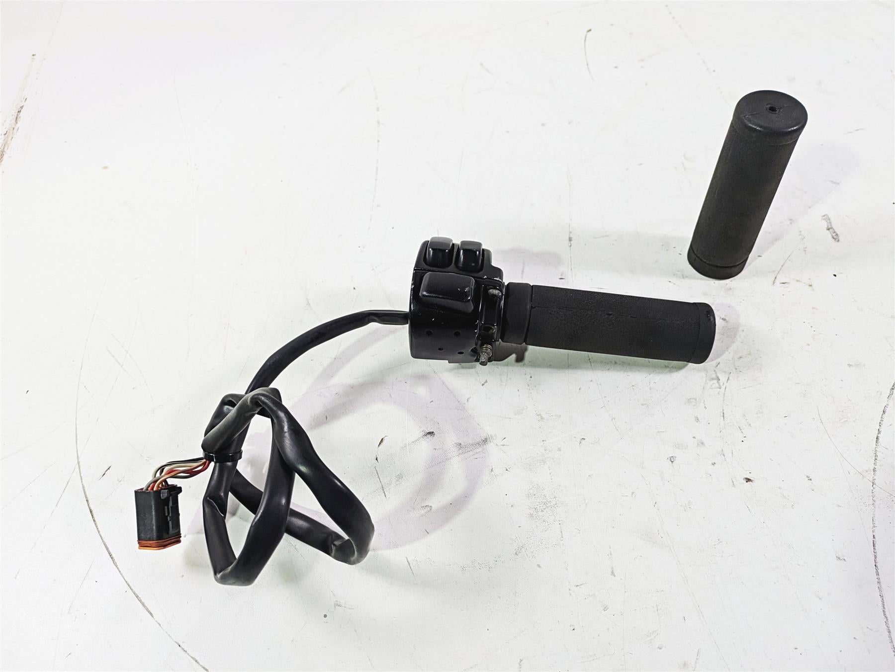 2004 Harley FLSTCI Softail Heritage Right Hand Control Switch 71684-06A 71683-06 {{ shop.shopifyCountryName }} - Mototech271