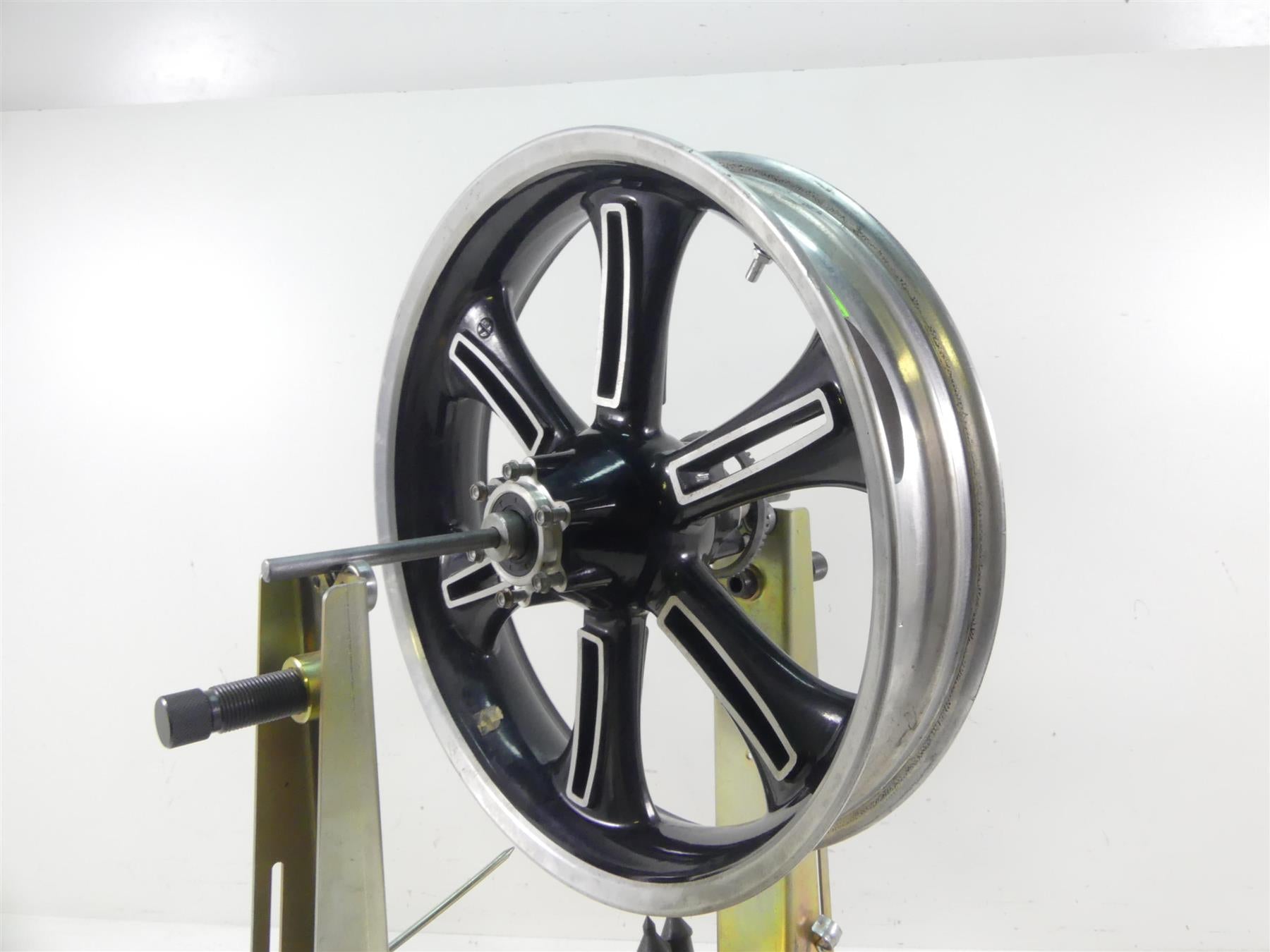 2011 Victory Vision Tour Straight Front Cast Wheel Rim 18x3.5 - Read 1521383