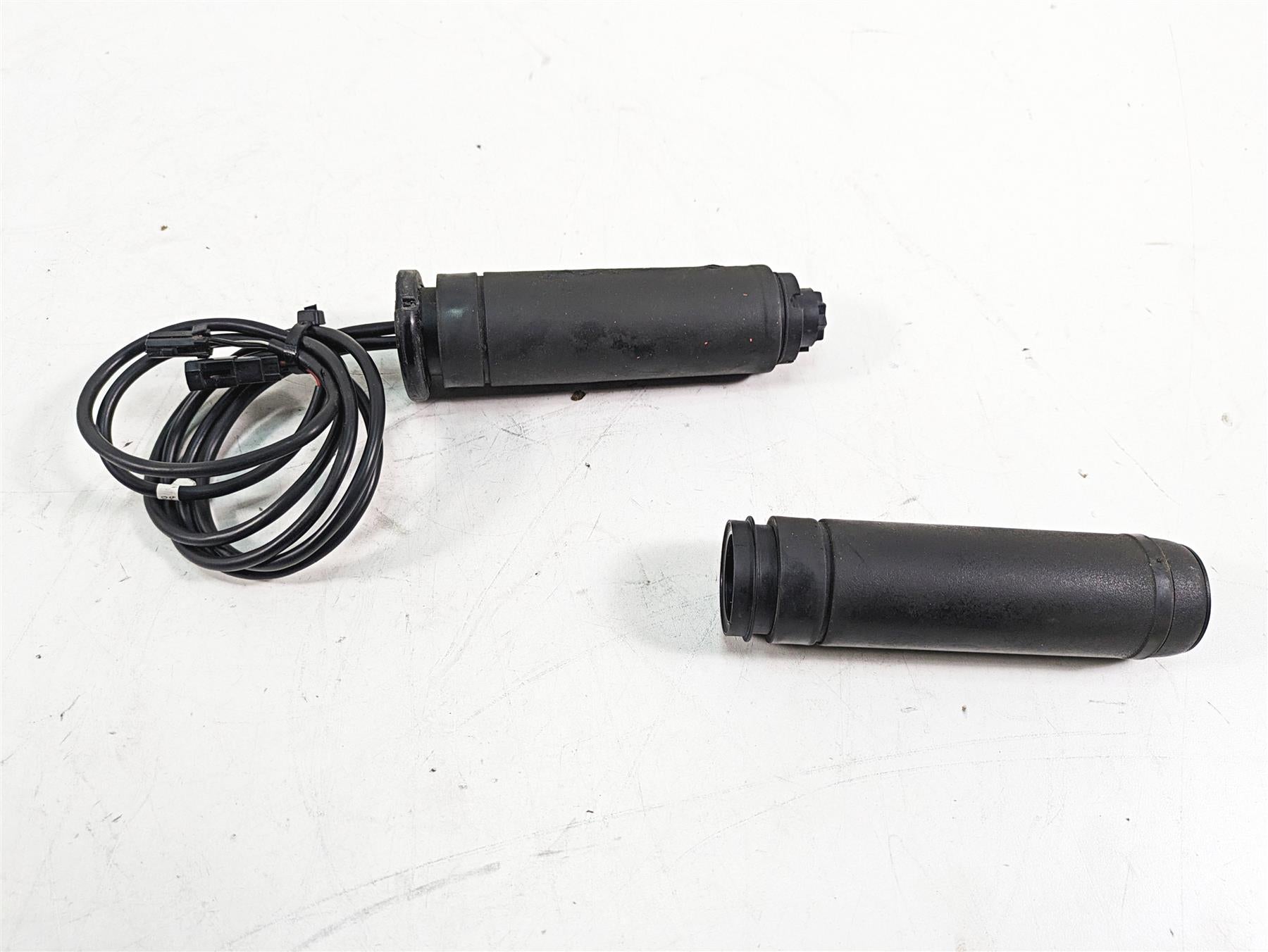 2014 Harley Touring FLHTK Electra Glide Heated Hand Grip Set - Read 56209-10A