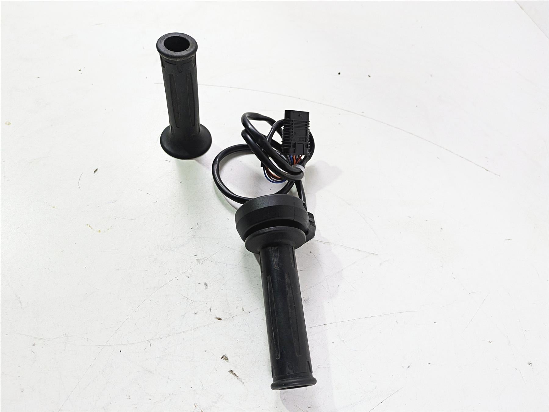 2023 BMW G310R K03 E-Throttle Hand Grip Set 61318382956 {{ shop.shopifyCountryName }} - Mototech271