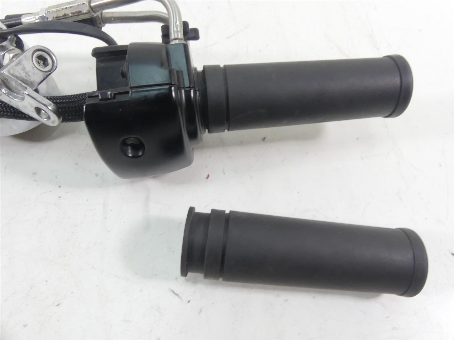 2009 Harley FXDF Dyna Fat Bob Right Hand Control Switch & Blinker 71684-06A {{ shop.shopifyCountryName }} - Mototech271