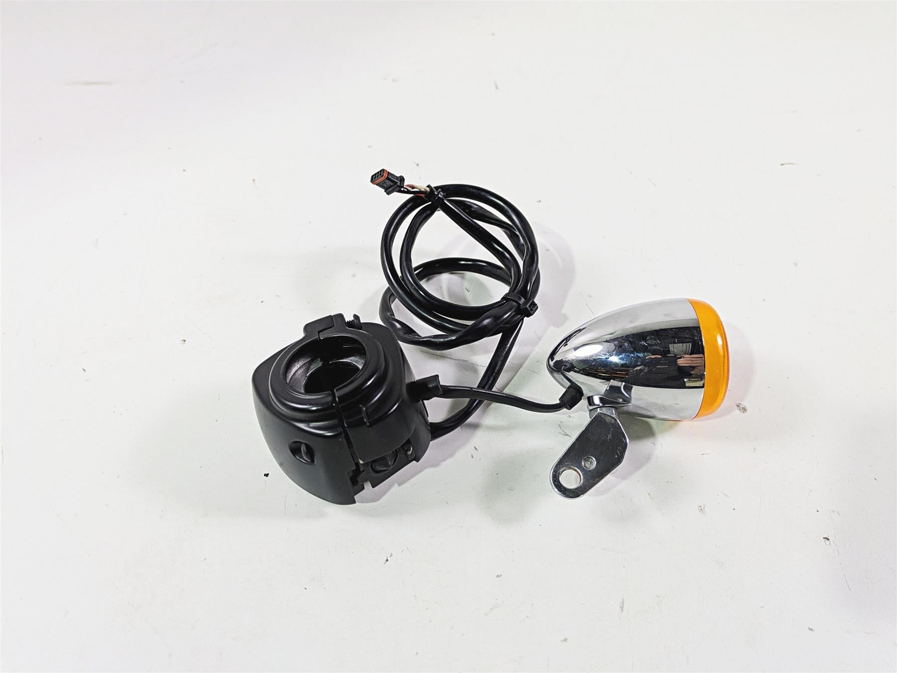 2015 Harley FXDF Dyna Fat Bob Left Hand Control Switch Light Blinker 72943-12A {{ shop.shopifyCountryName }} - Mototech271